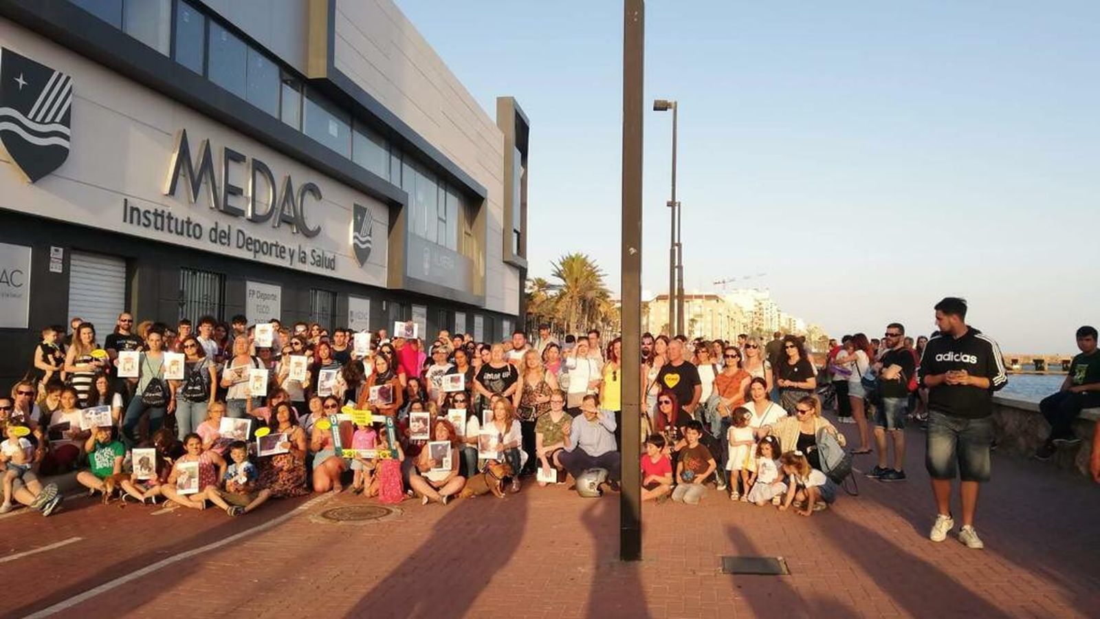 Concentración en defensa de la colonia de gatos del Club de Mar