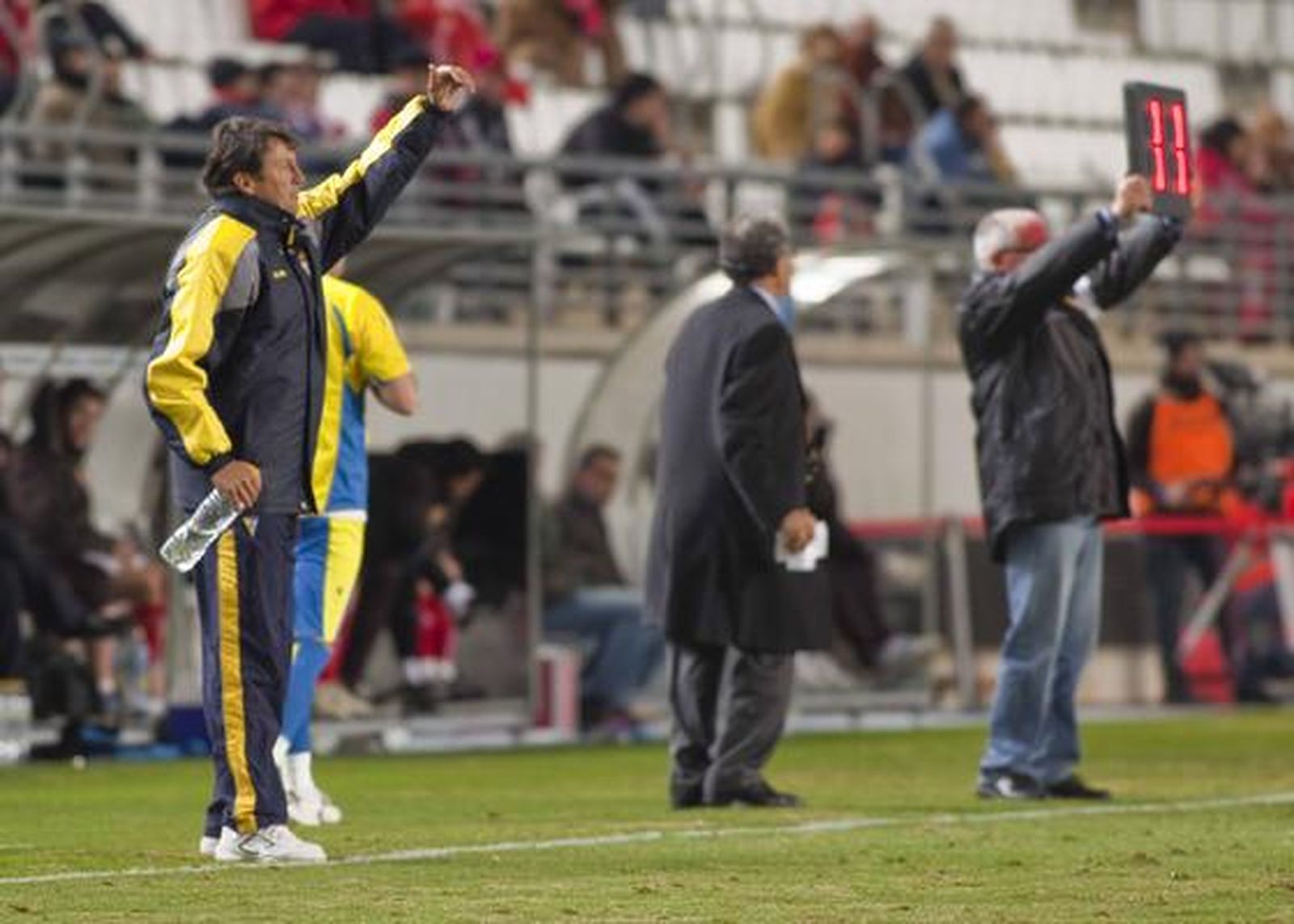 Jose llama a López Silva, sustituido por Serrano. 

Foto: LOF