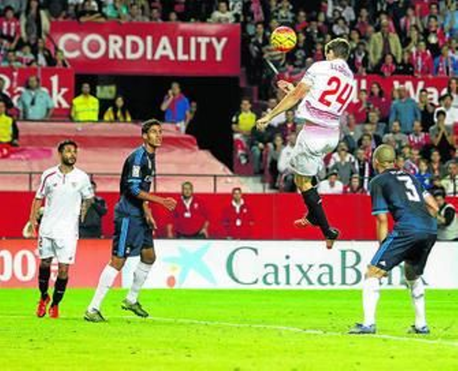 Fernando Llorente se eleva muy arriba para marcar el tercer gol de los sevillistas entre Varane y Pepe.