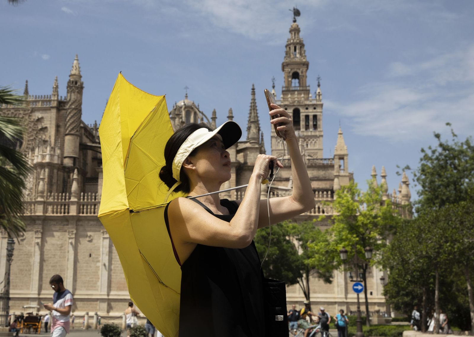 Una turista se hace una autofoto en los aledaños de la Catedral.