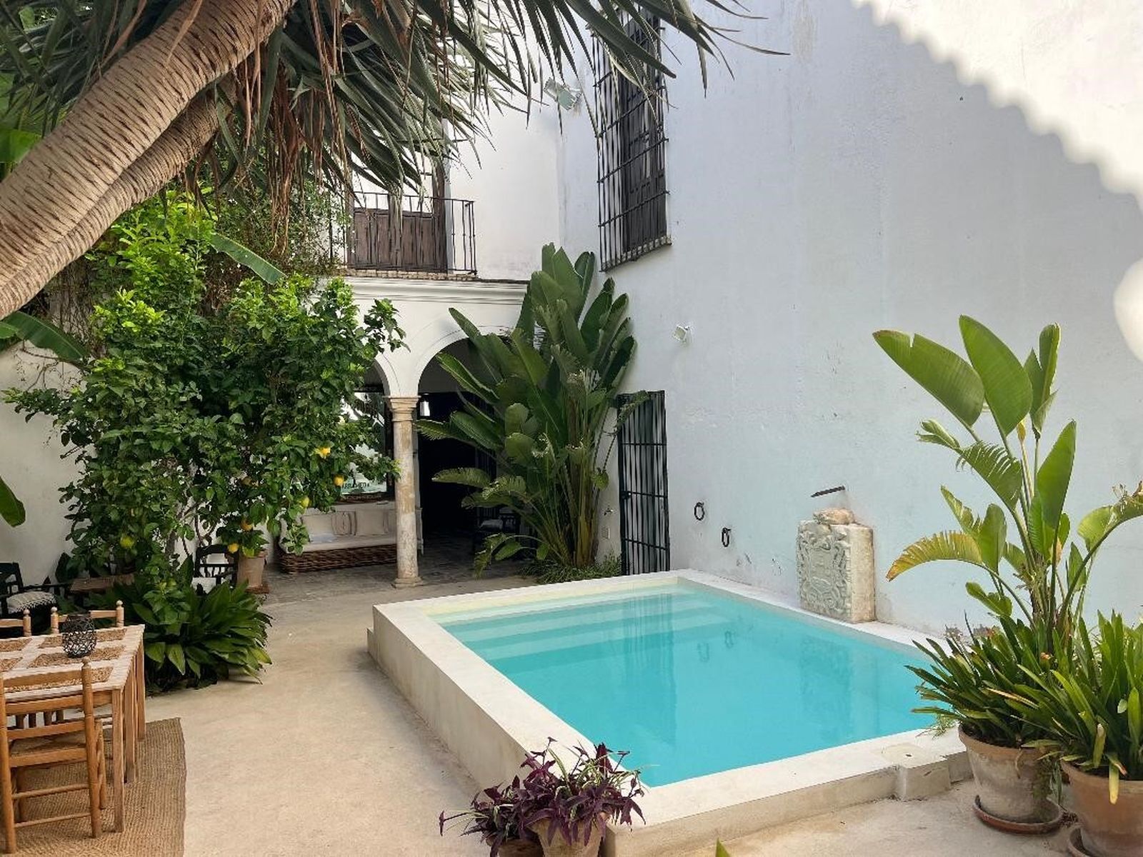 Patio. Ocupa la parte principal de la casa, protagonizada por la alberca, la cual le da el nombre a la casa..