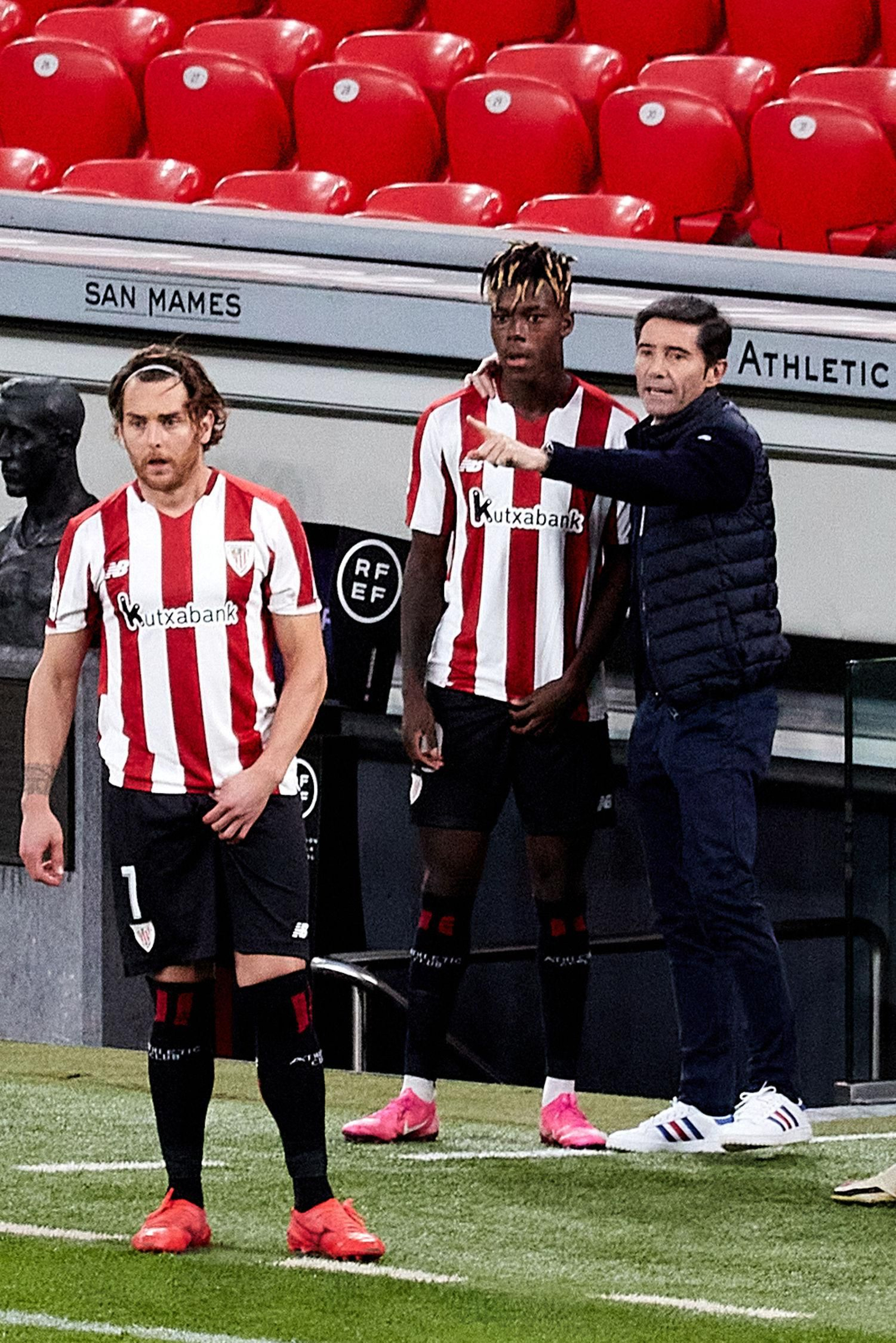 Marcelino da órdenes a Nico Williams antes de su debut, con Ibai Gómez en primer plano.
