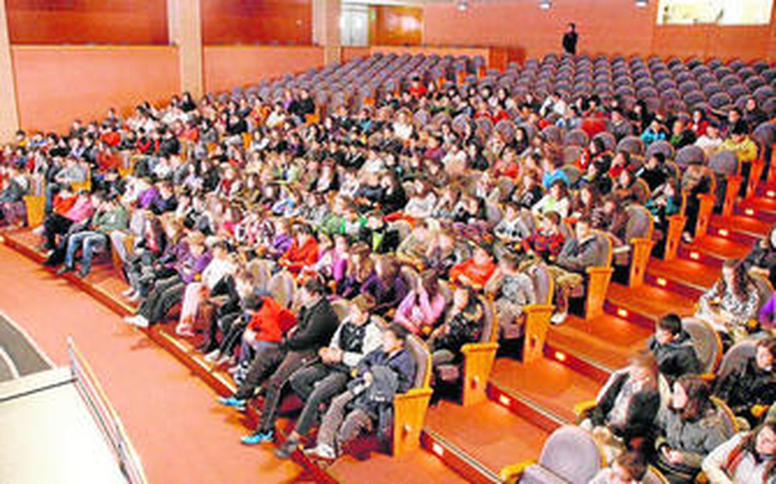 El Auditorio se llenó para recibir a los actores jienenes de La Paca Teatro.