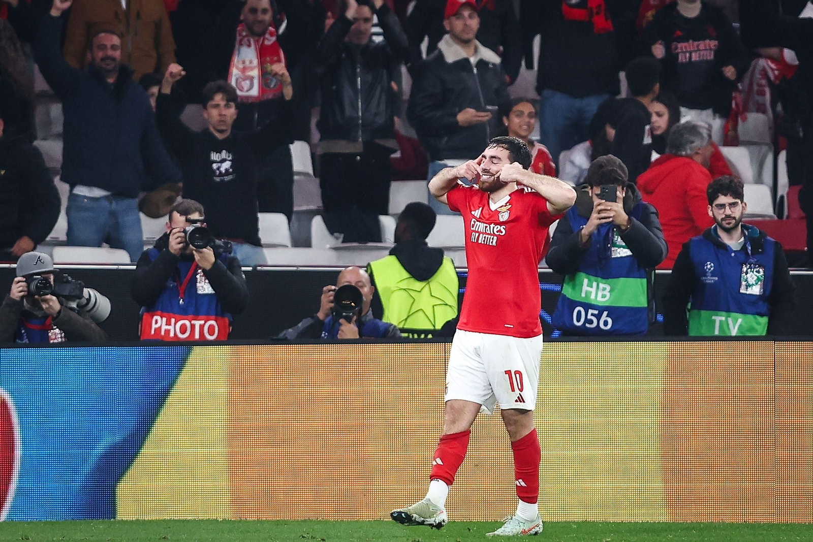 Kokcu celebra el gol de la definitiva clasificación del Benfica.