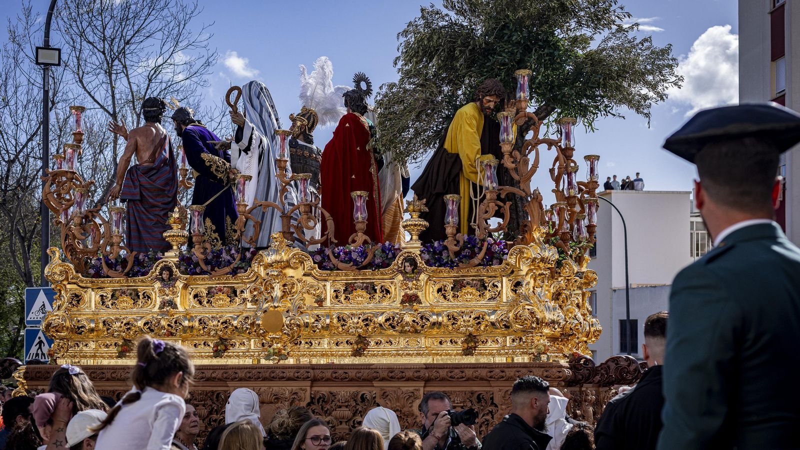 En imágenes,  El Prendimiento de San Fernando tuvo que volverse a su templo entre lágrimas y lluvia