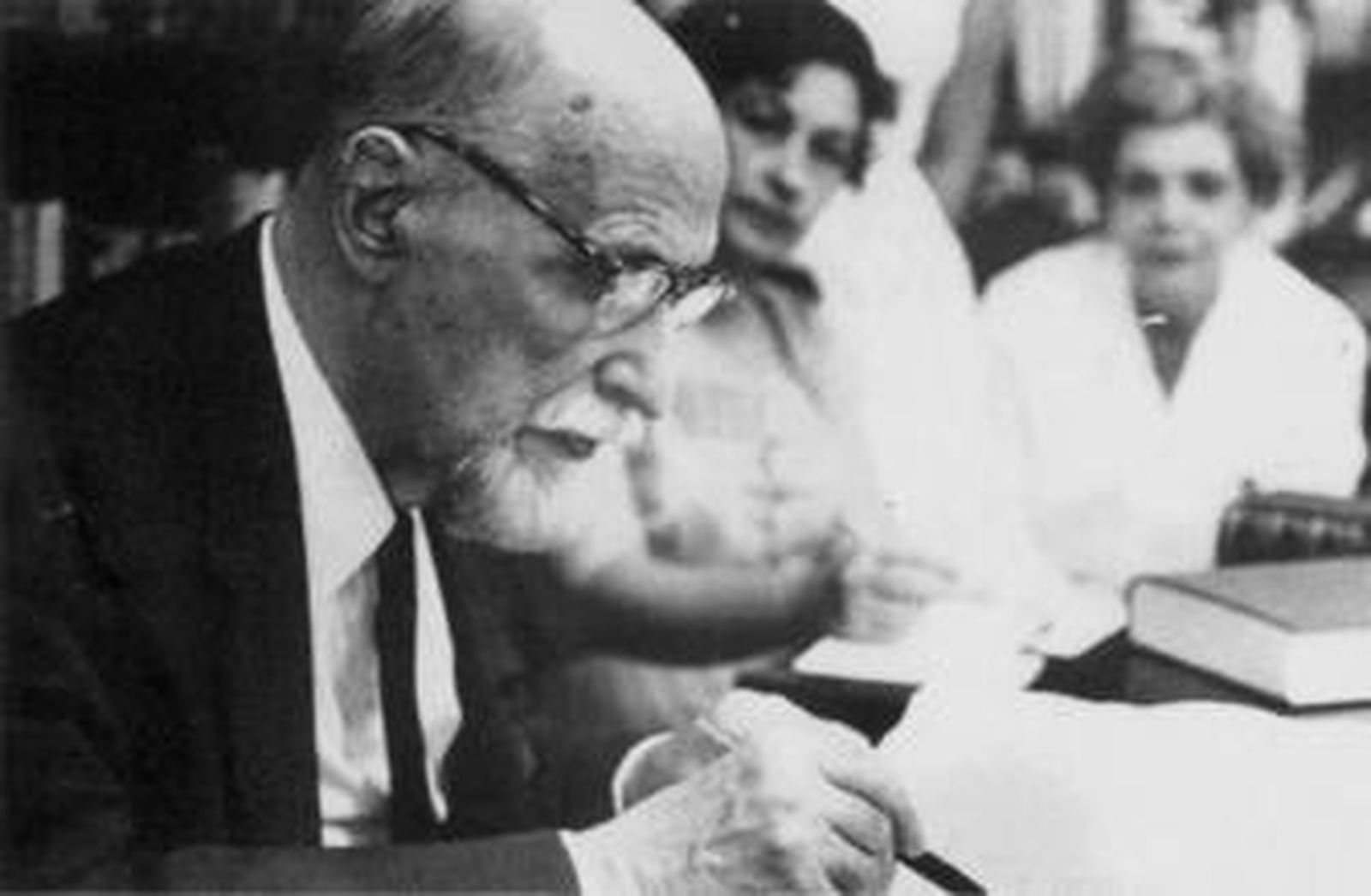 El Nobel moguereño firmando ejemplares de su libro.