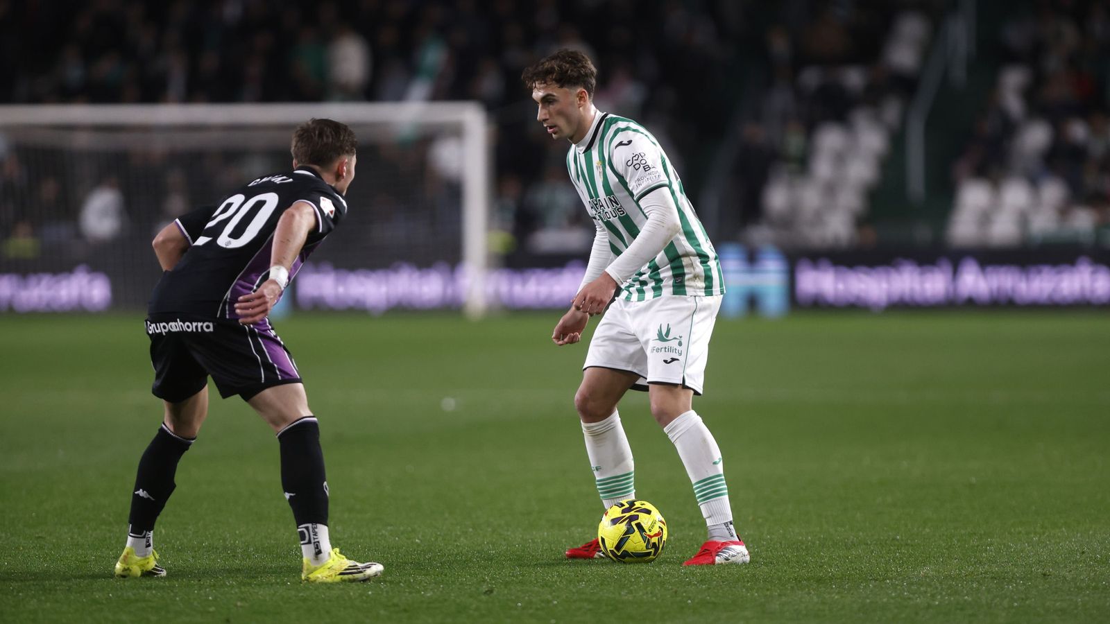 Mikel Goti intenta superar a Chuki en el Córdoba CF - Real Valladolid.