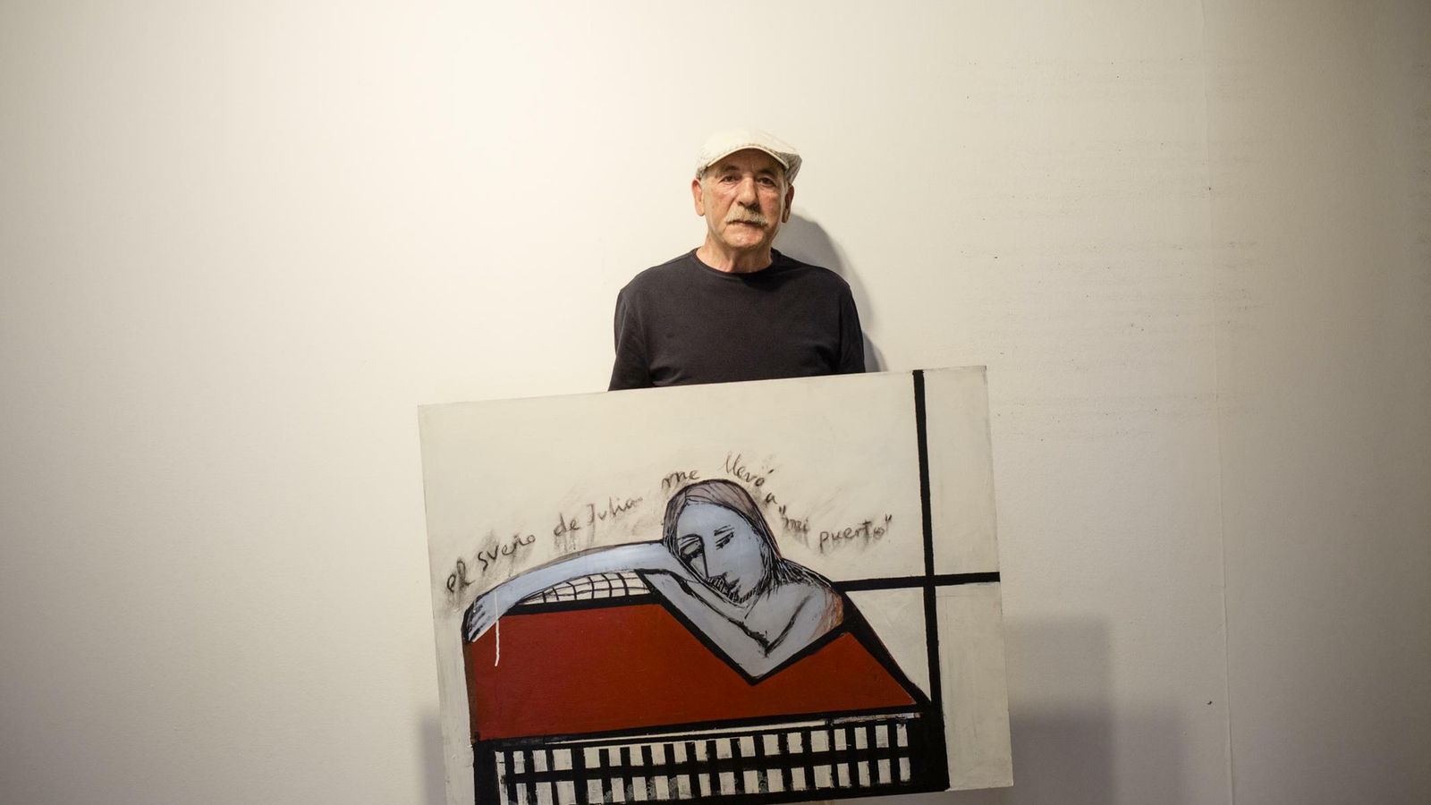 El artista Roberto Orallo con su obra 'El sueño de Julia me llevó a mi puerto'.