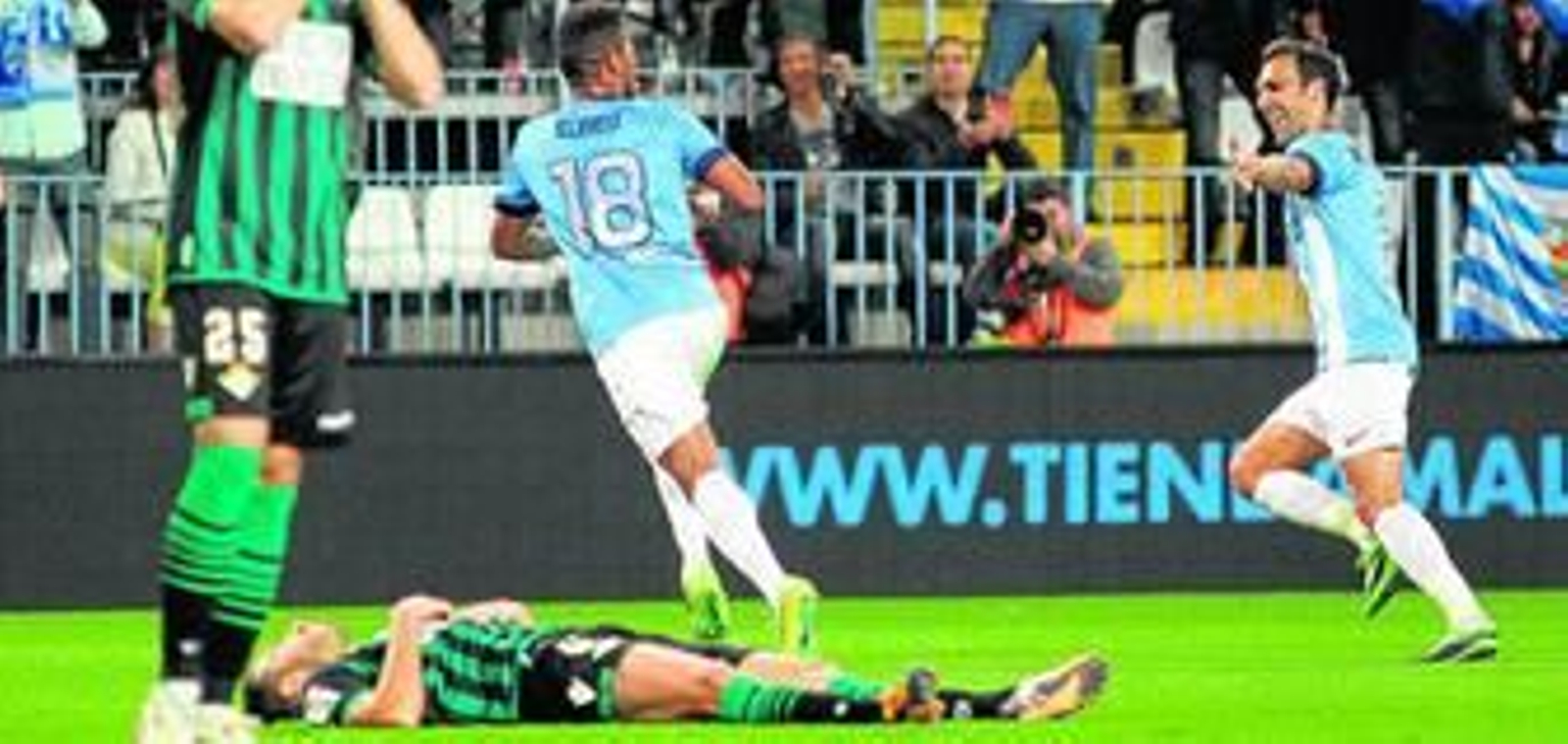 Eliseu y Jesús Gámez se van corriendo a la banda para celebrar el gol del portugués en la ida ante el Betis y que suponía el 2-1 temporal.