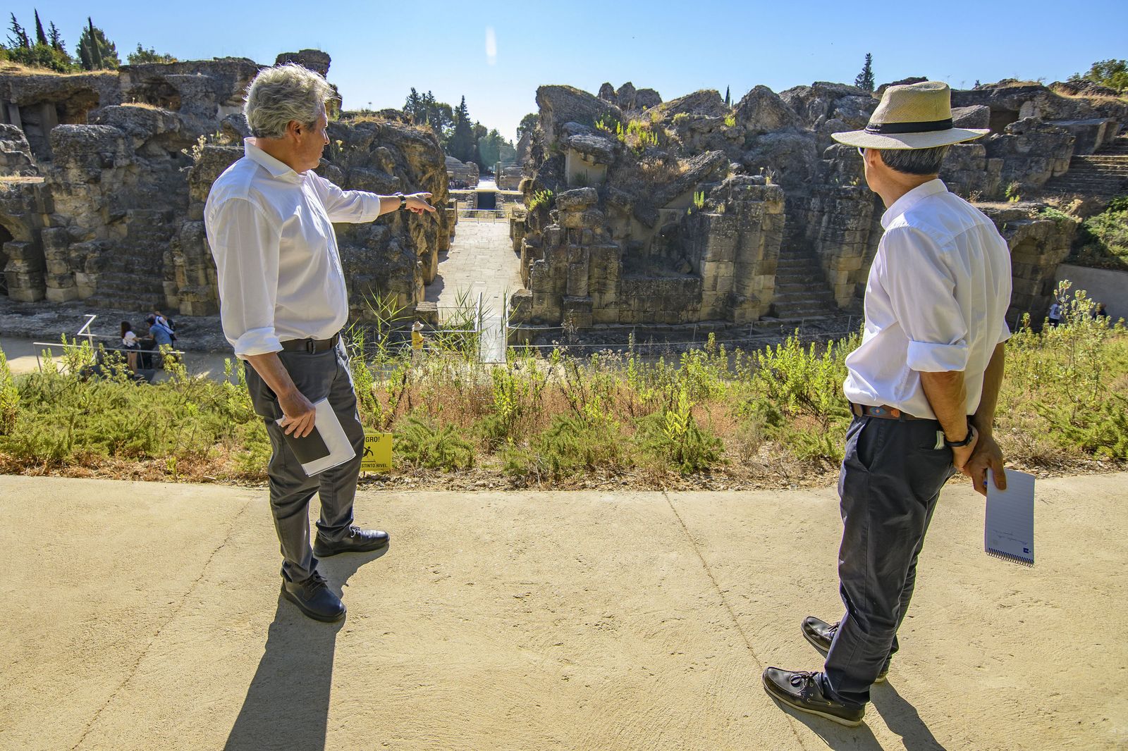 Francisco Reina y Pedro Lobato sobre la ladera recuperada y que ya es visitable.