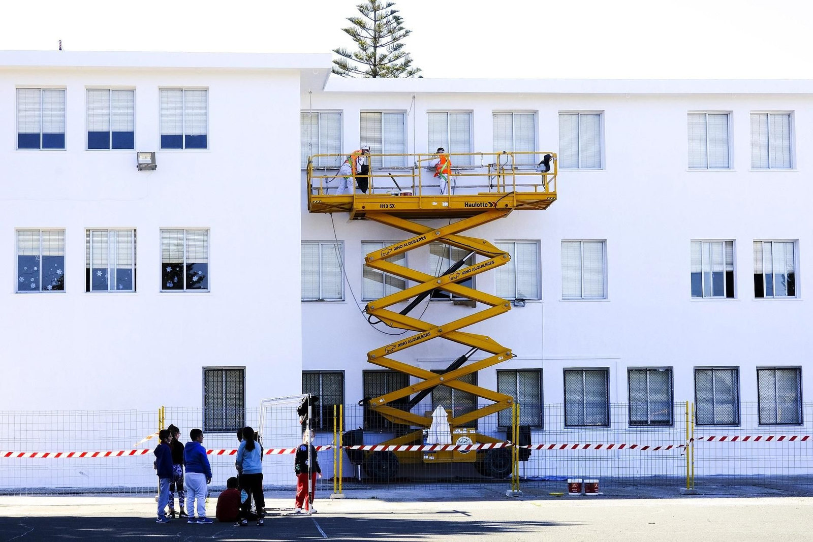 Obras de mejora en el colegio público Maestro José Sabio, situado junto a la barriada Andalucía de Sanlúcar.