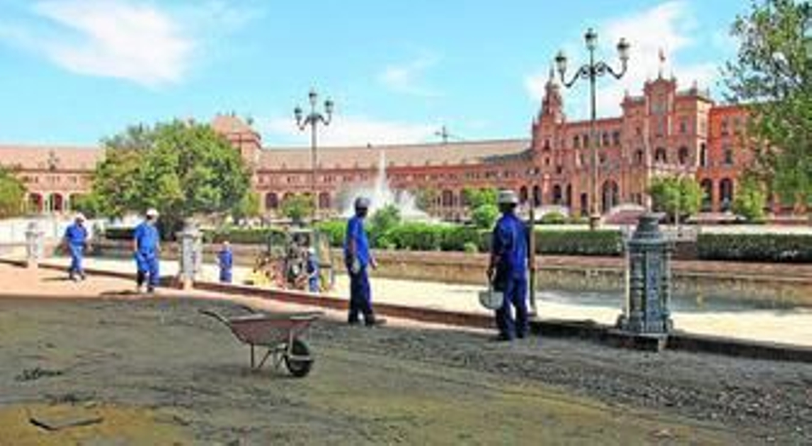 Operarios junto a la balaustrada de la Torre Sur que ha desaparecido para ser sustituida por las nuevas piezas de cerámica.