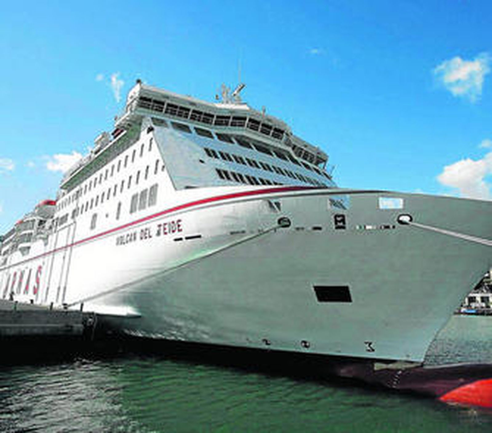 El Volcán del Teide, el mayor cruise ferry de España, fondeado aquí en el puerto de Santa Cruz de Tenerife, presta el servicio regular con Huelva.