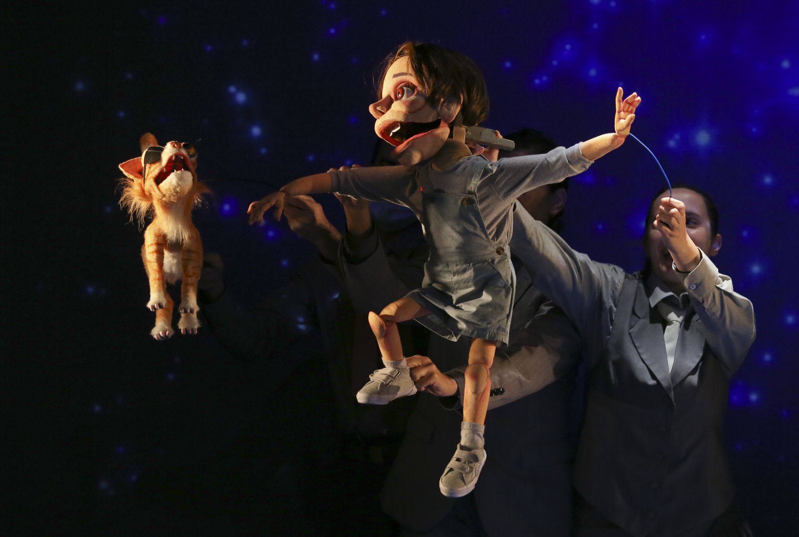 Cris, en acción, con su gato, otro de los protagonistas de la obra.