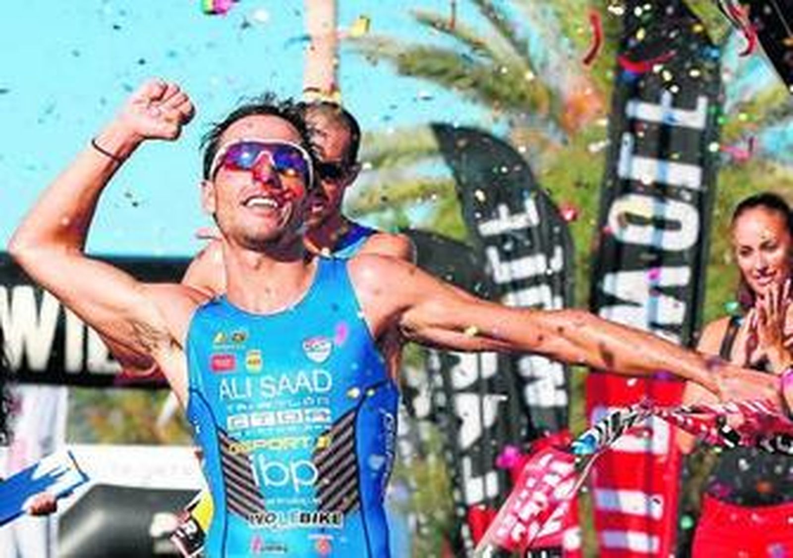 Samer Ali-Saad celebra en la meta el triunfo en un triatlón.