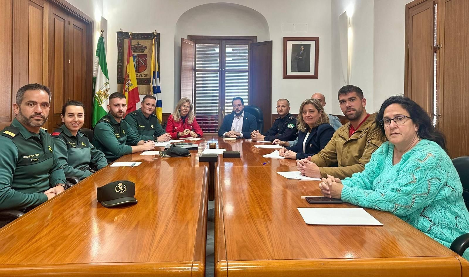 María José Rico, José Leñero y agentes de las fuerzas de seguridad en la Junta Local de Seguridad de Beas.