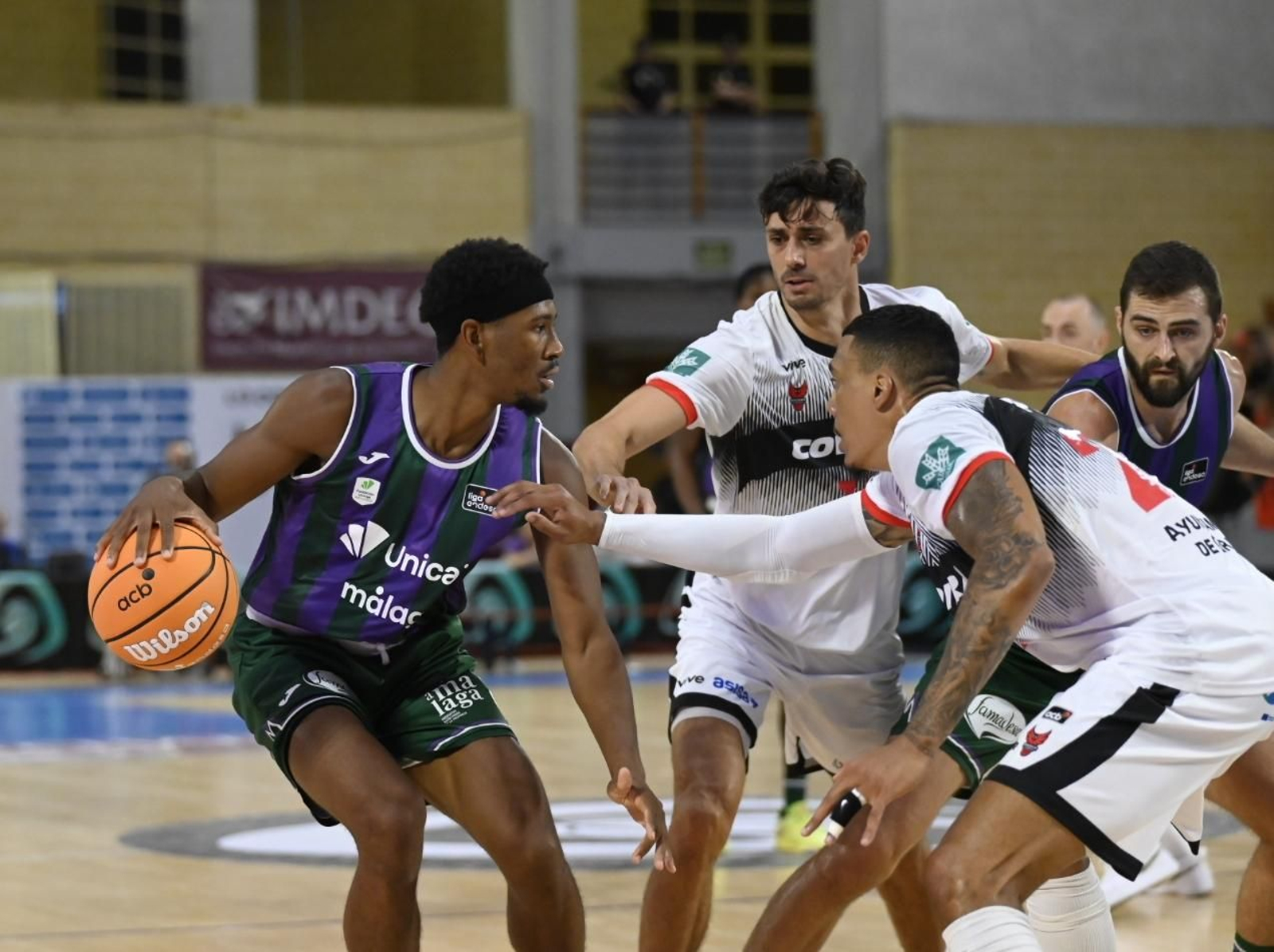 Las mejores fotos del ambiente en Vista Alegre para el Covirán Granada - Unicaja Málaga