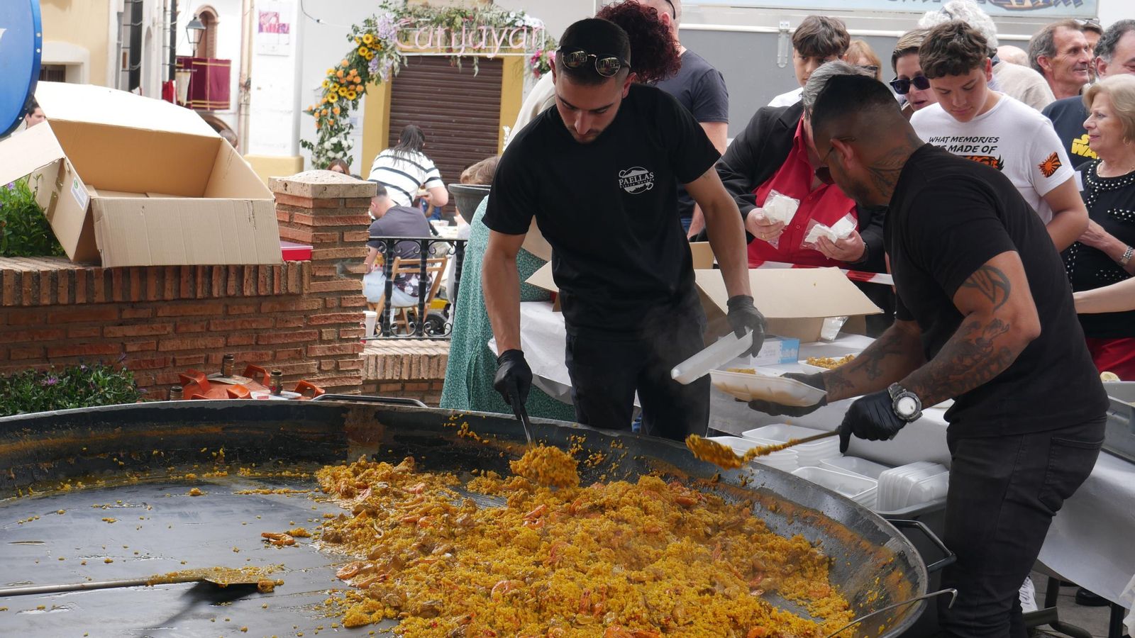 Elaboración de una paella gigante en Canjáyar.