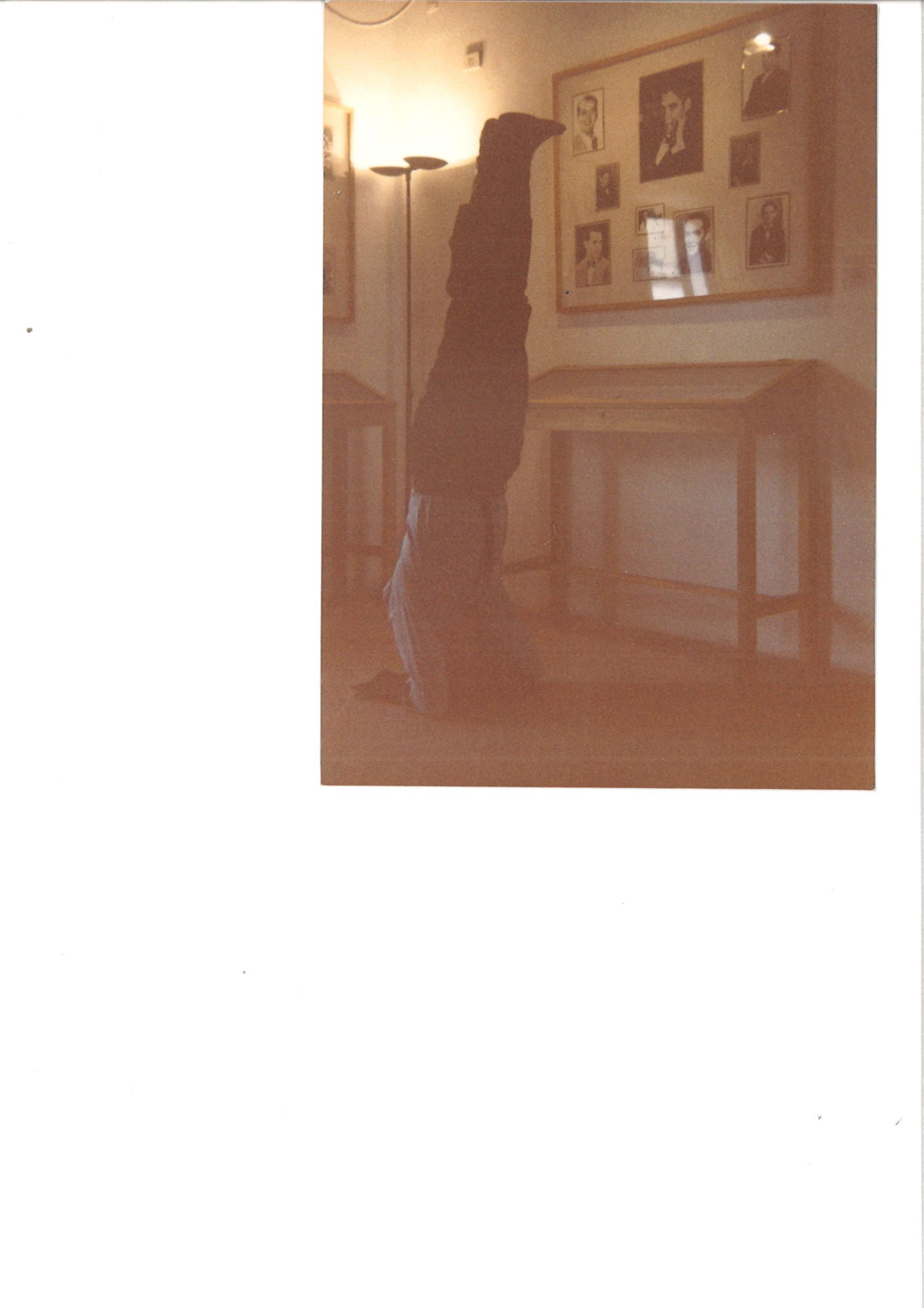 1. Leonard Cohen, haciendo el pino en la Casa-Museo Federico García Lorca de Fuente Vaqueros.  2. Con Enrique Morente, en los camerinos del festival de Benicàssim. 3. Junto al busto del autor de 'Yerma'.  4. El canadiense tocó el piano de Lorca y posó en el pozo de su casa de la Vega de Granada.