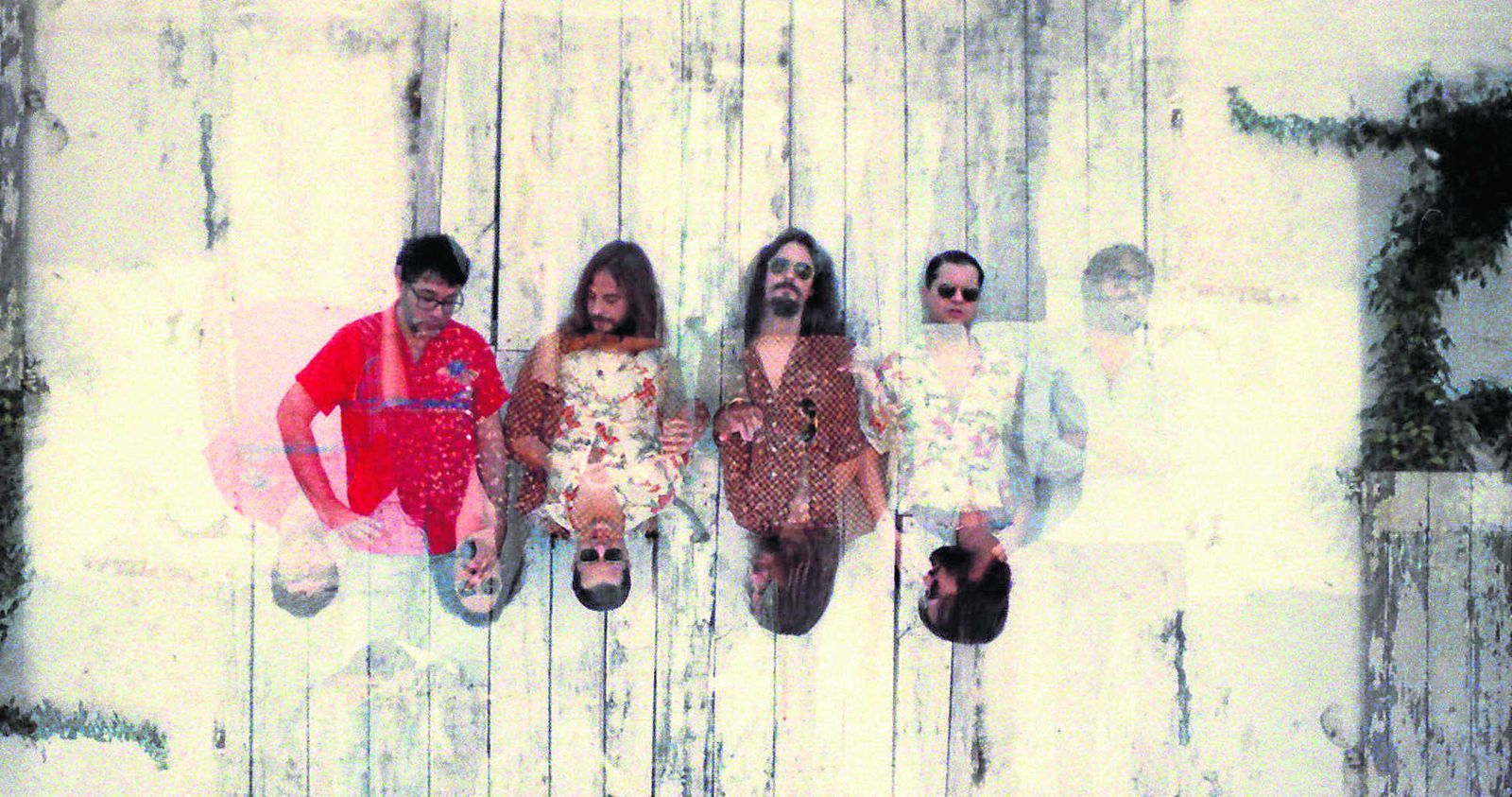 Los cinco miembros de The Milkyway Express, en una imagen promocional de su último álbum.