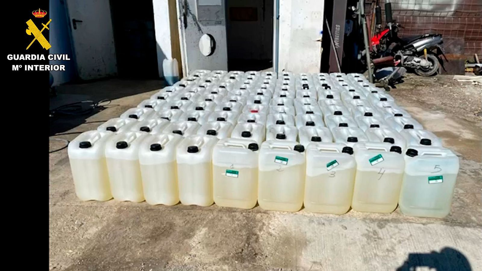 Petacas repletas de gasolina, incautadas por la Guardia Civil el pasado 29 de marzo en el Guadalquivir a la red de 'El Tarta'.