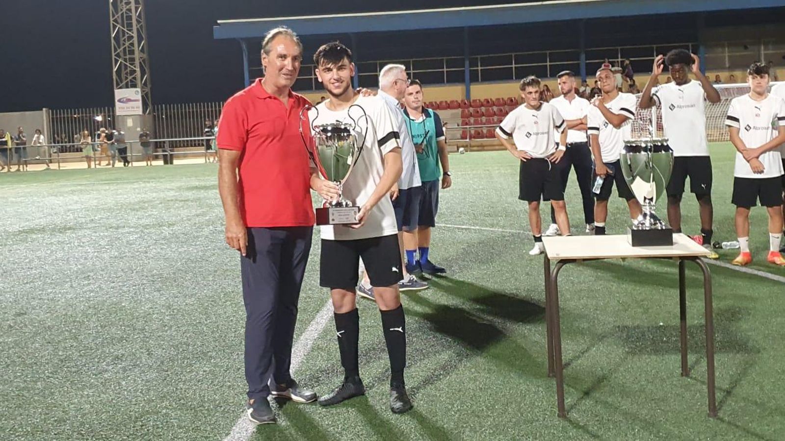 El concejal entrega el trofeo de subcampeón al capitán de La Cañada.