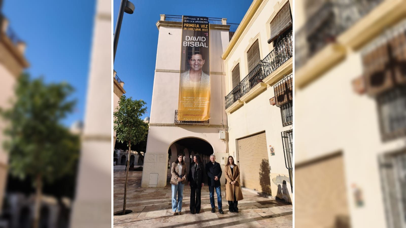 María del Mar Vázquez, Diego Cruz, Almudena Morales y Violeta Ferrer con la lona con la imagen de Bisbal.