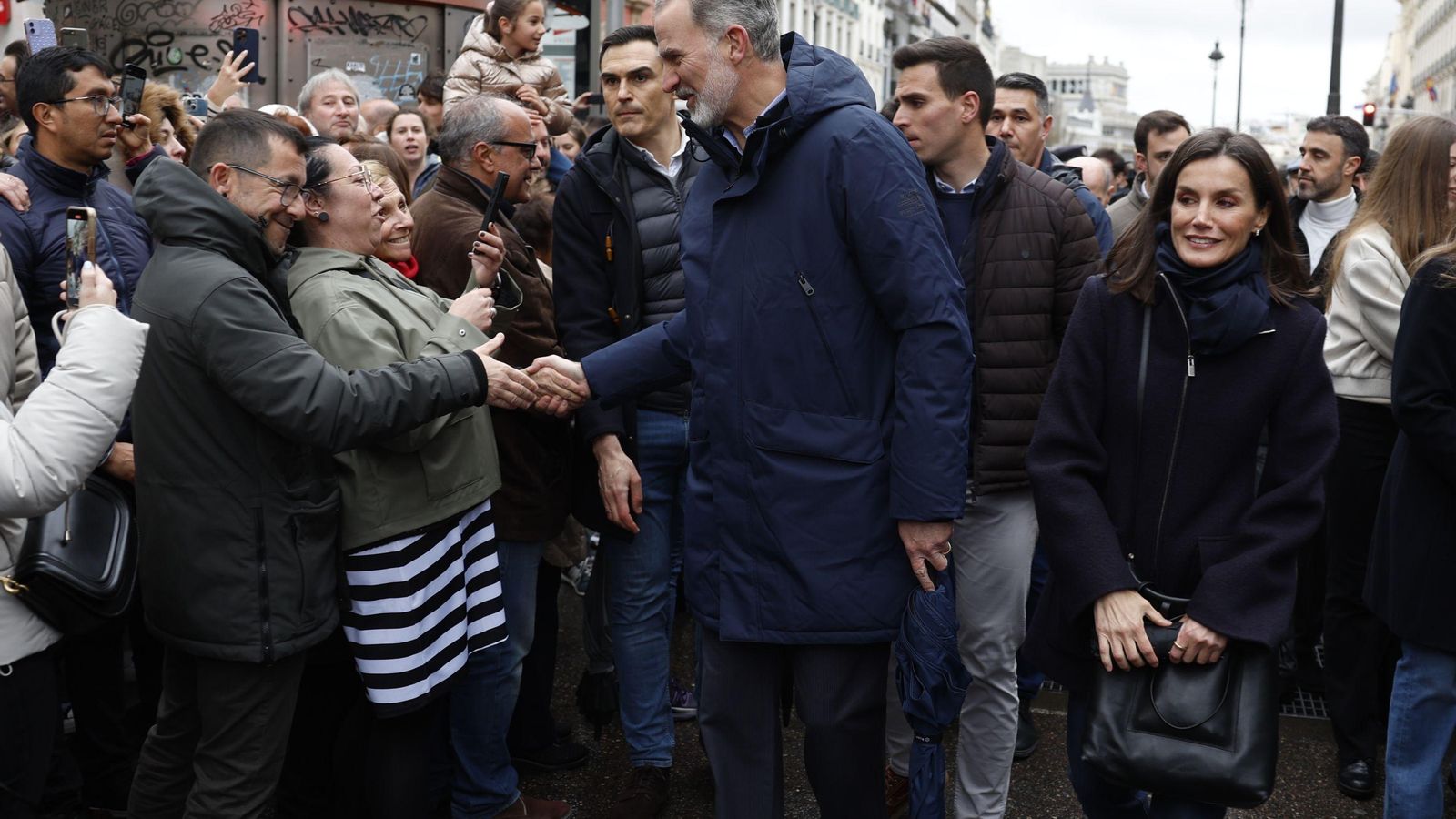 El Rey saluda a los madrileños congregados en la calle Alcalá El Rey saluda a los madrileños congregados en la calle Alcalá