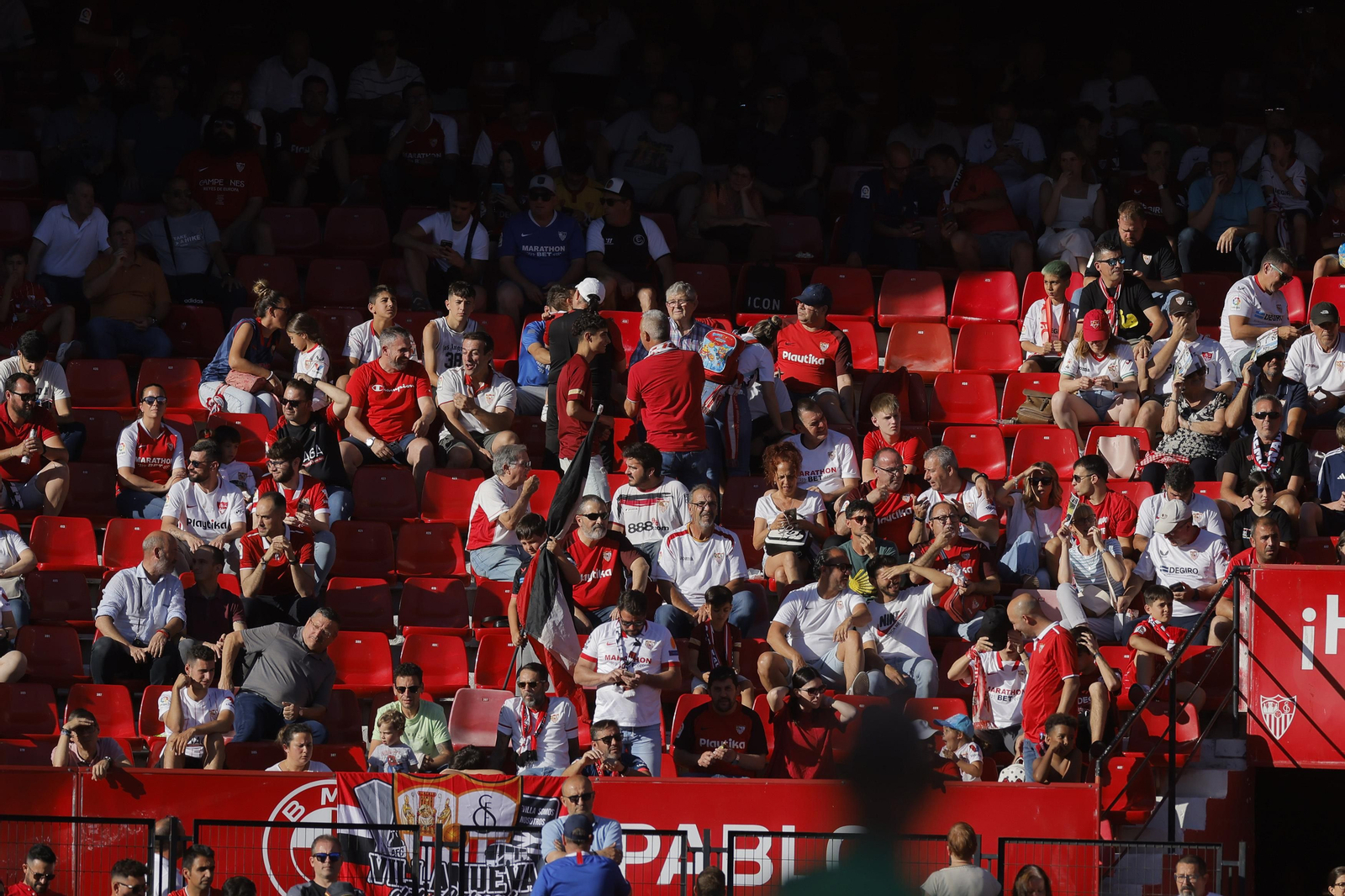 Búscate en las fotos del Sevilla-Español