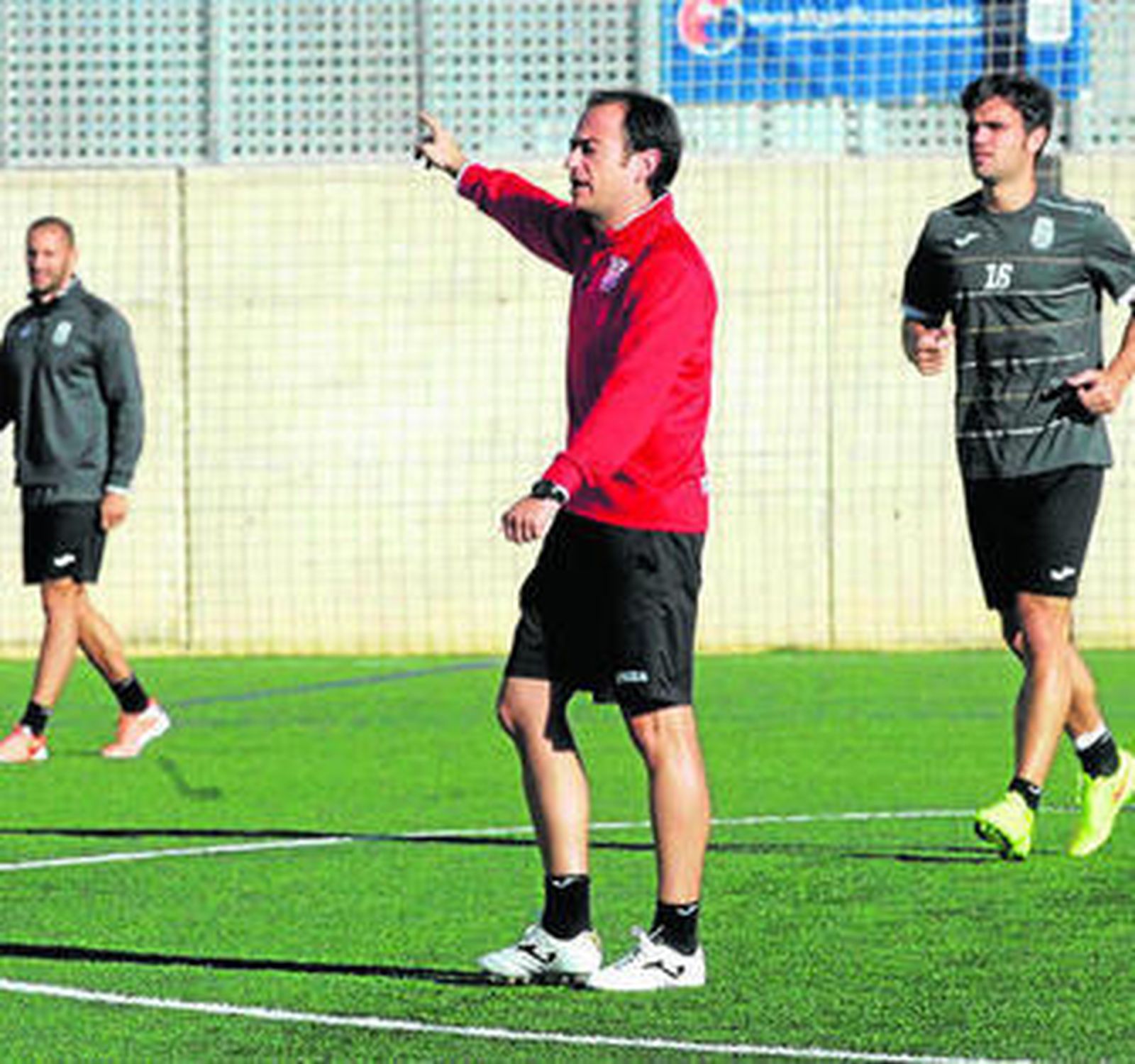 Simón Ruiz dirige un entrenamiento del Cartagena.