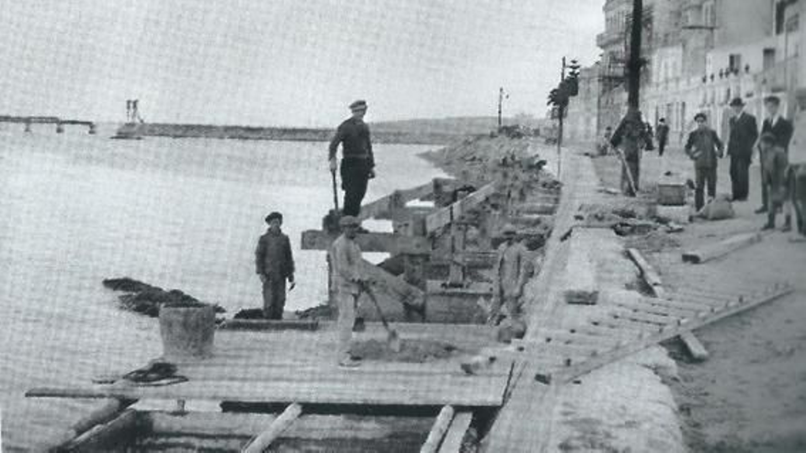 El tren de vía estrecha de la cantera de Guijos al muelle de la Galera en 1927.