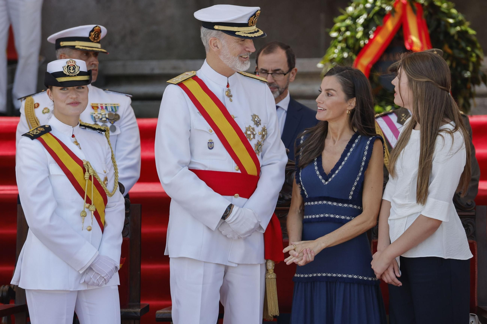 La princesa Leonor termina su formación en la Armada recibiendo de manos de su padre la Cruz al Mérito Naval
