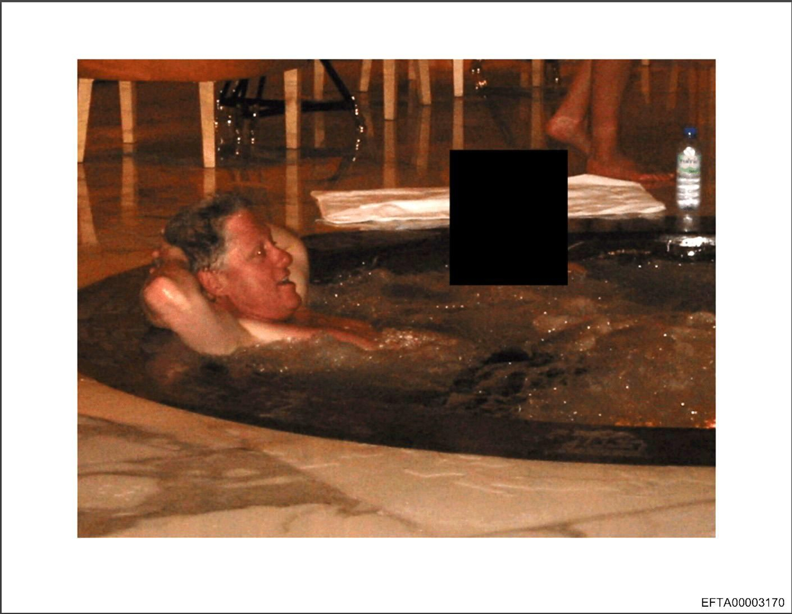 Fotografía sin fecha específica de toma donde aparece el expresidente de Estados Unidos Bill Clinton en un jacuzzi, acompañado por otra persona cuyo rostro fue tapado.