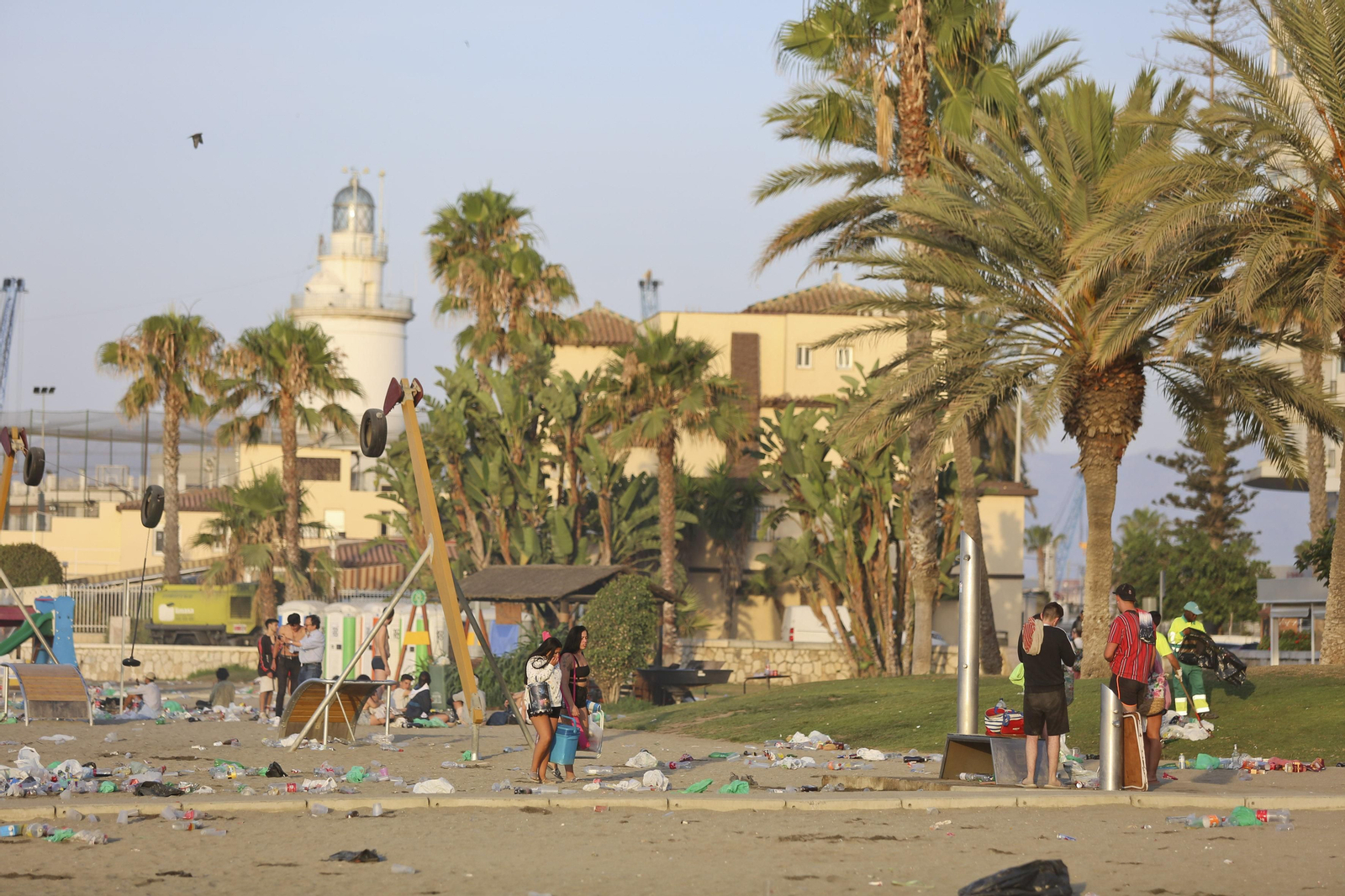 Las fotos de la basura en las playas de Málaga tras San Juan