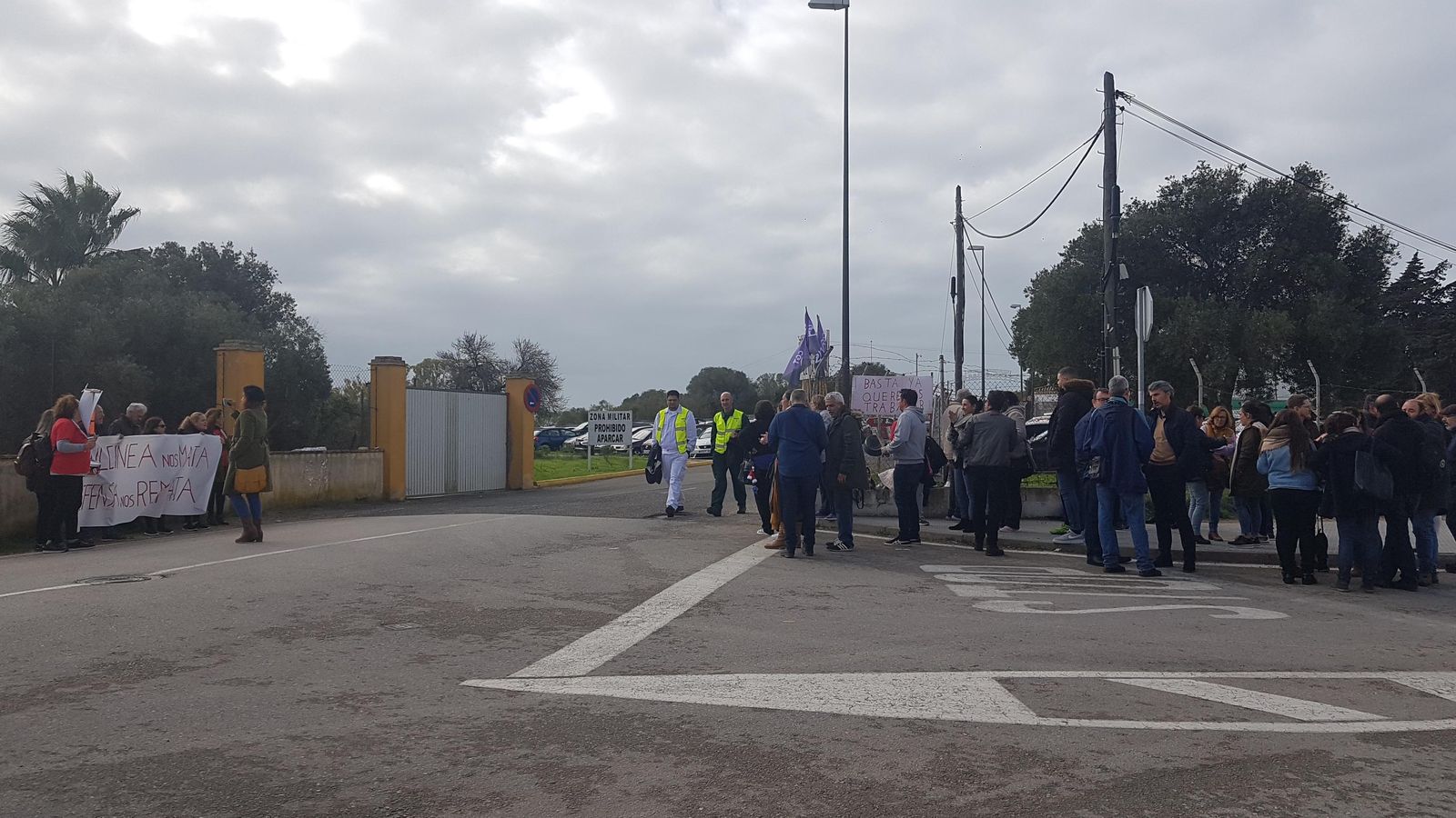 Protestas en la puerta del acuartelamiento de Camposoto en diciembre de 2019.