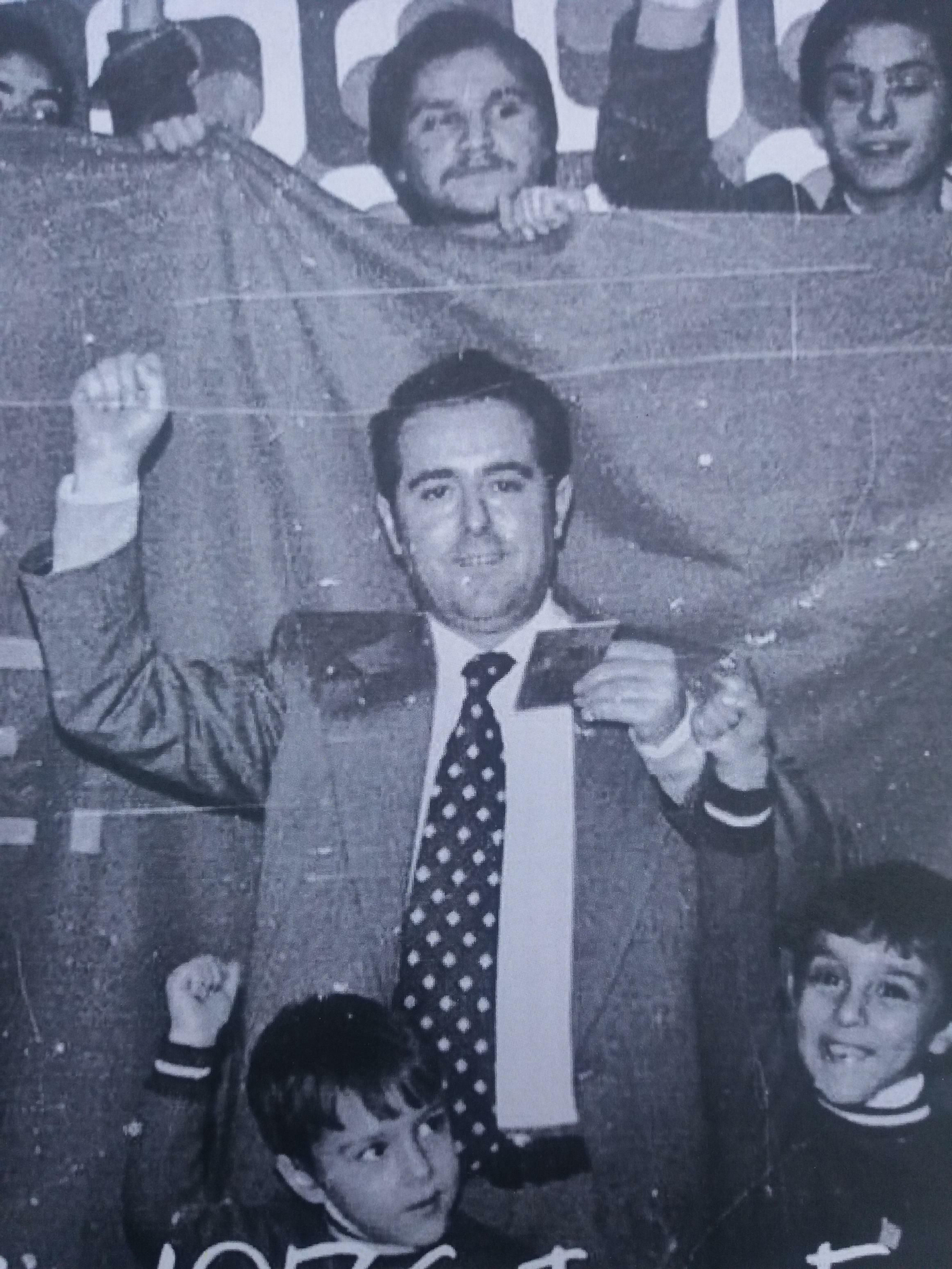 Enseñando el carnet después de la legalización del PCE.