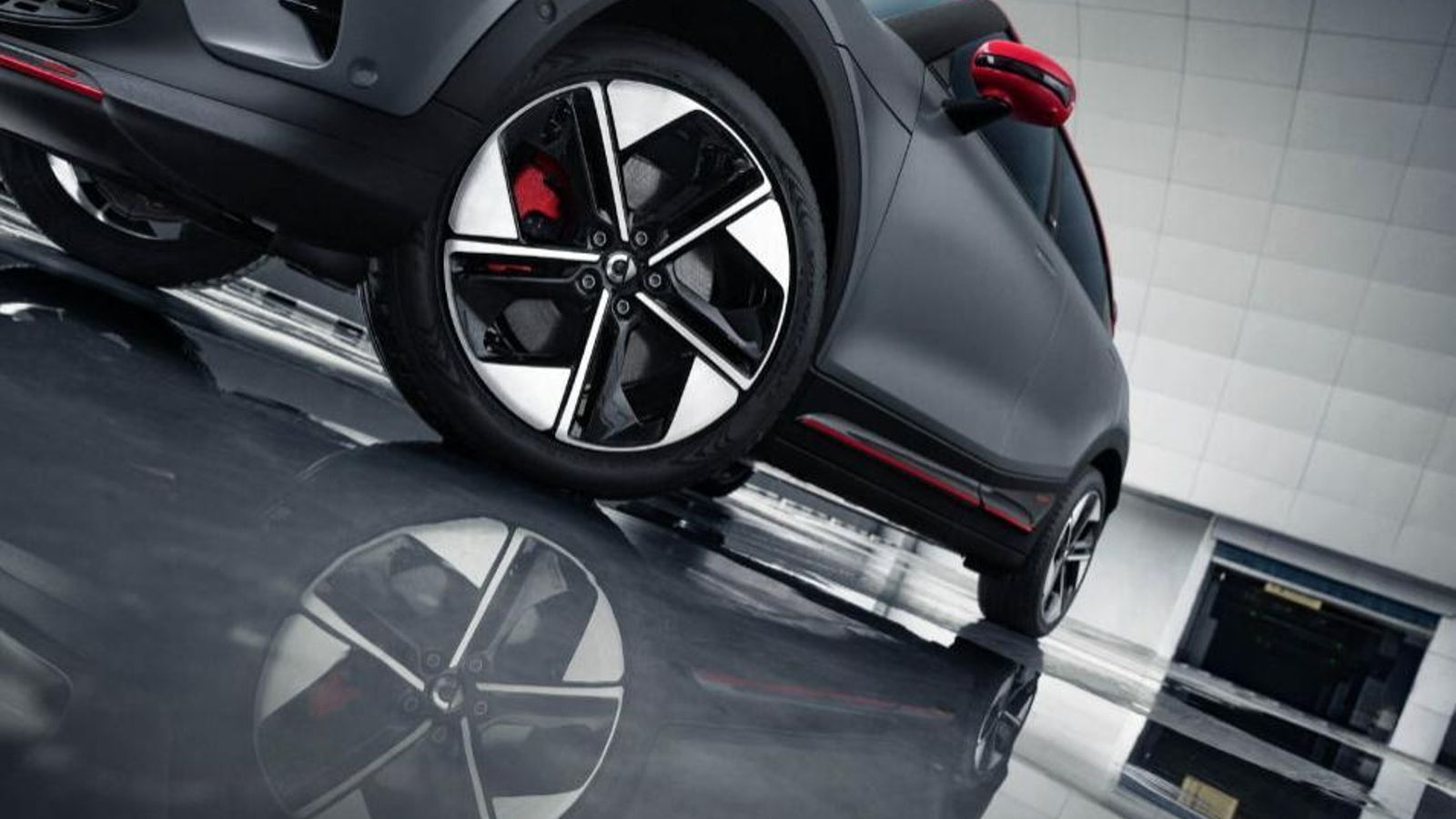 Llantas de 19" específicas y pinzas de freno pintadas en rojo, como los perfiles de algunos elementos de la carrocería, el techo o los retrovisores.