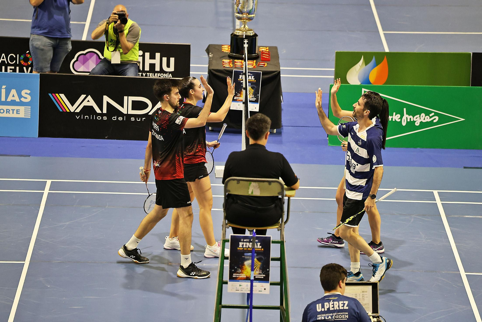 Imágenes de la final de liga de bádminton entre el IES La Orden y La RInconada