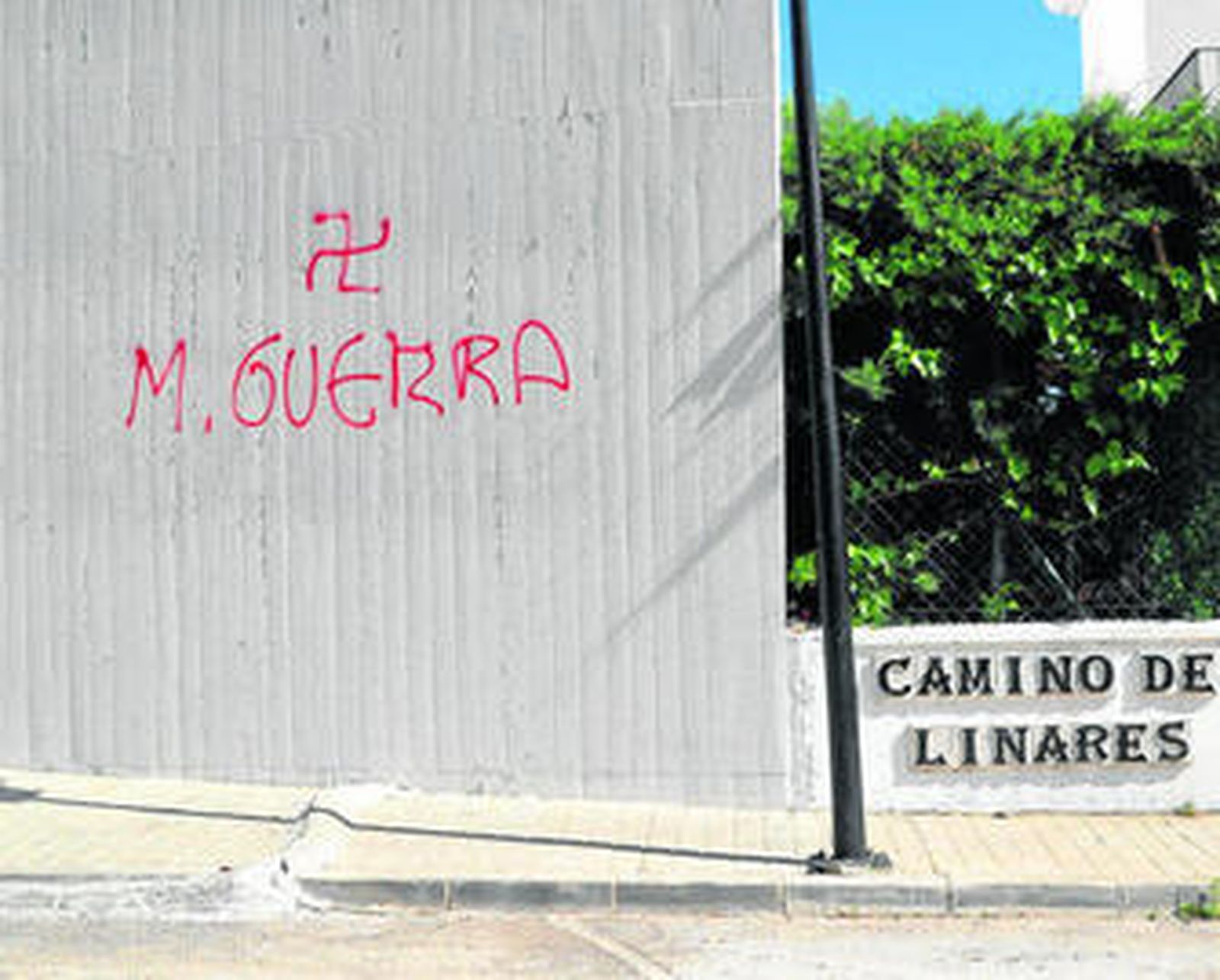 Canalizaciones en la acera de Camino de Linares
