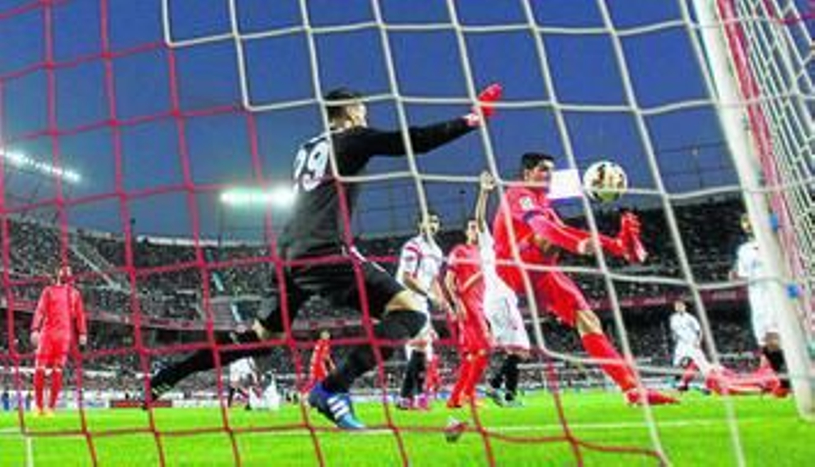Sergio Rico tapa ante un intento de Luis Suárez en boca de gol.