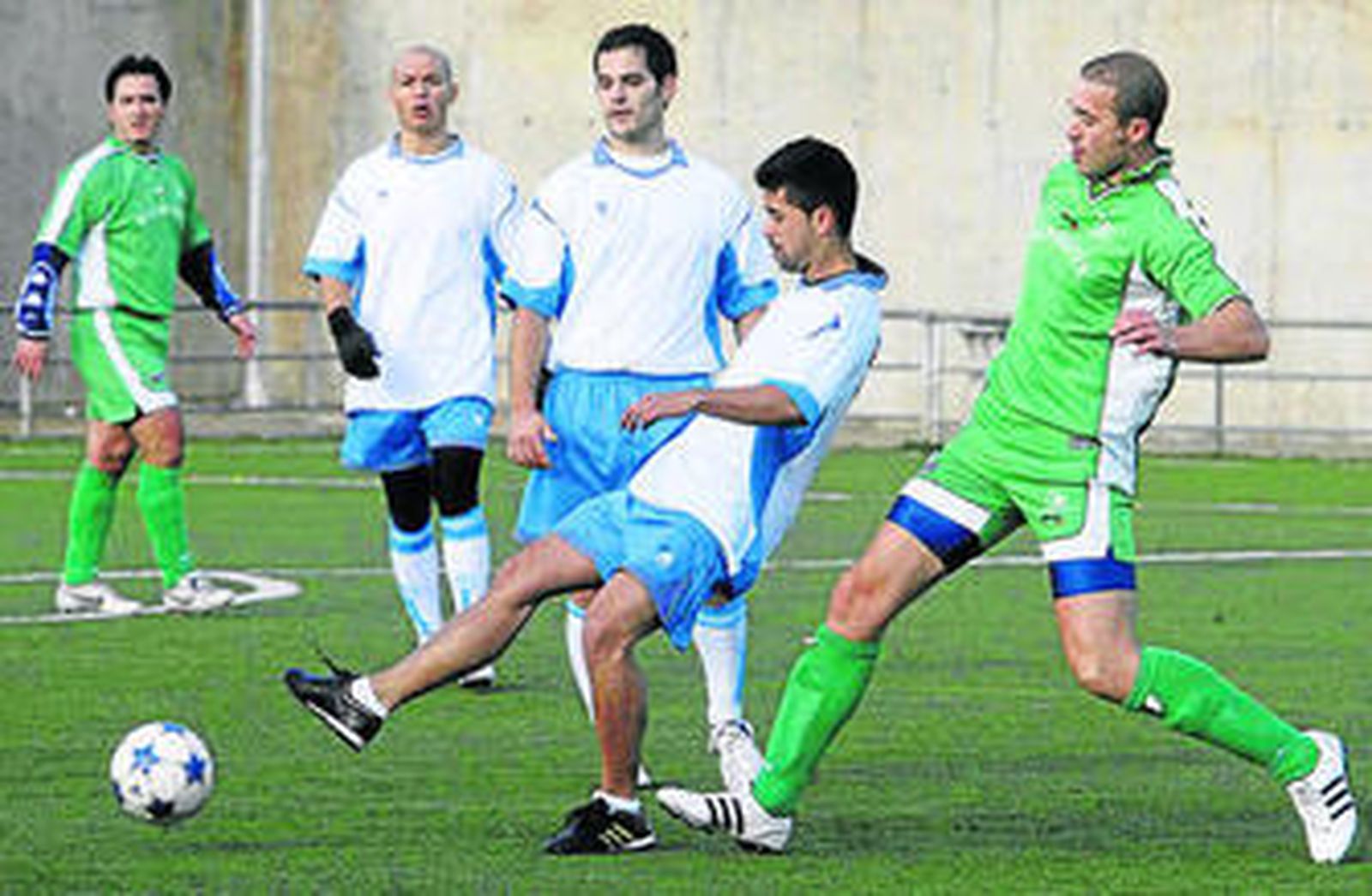 Un centrocampista del Permodent pasa el balón.