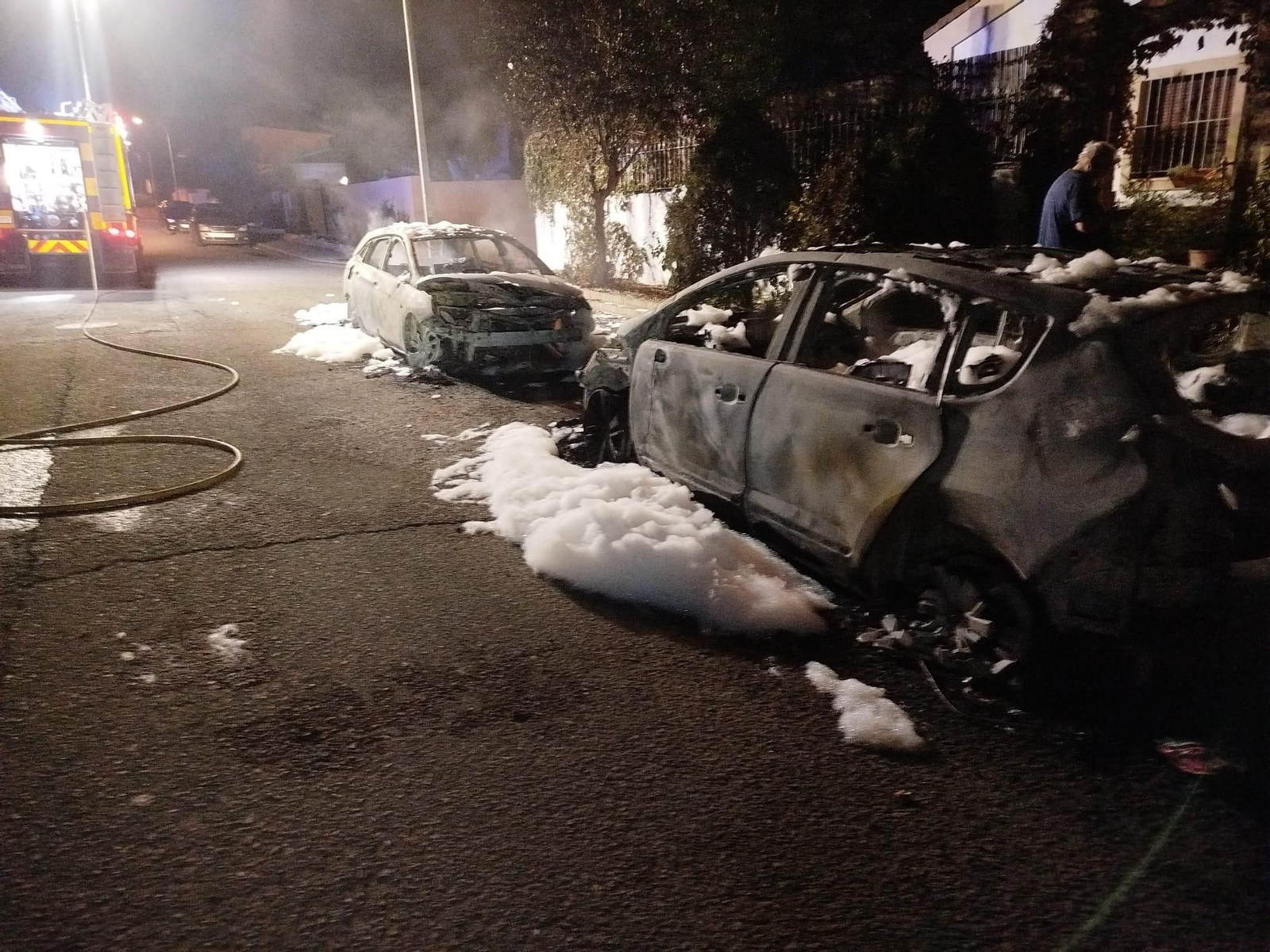 Coches calcinados en Mazagón.