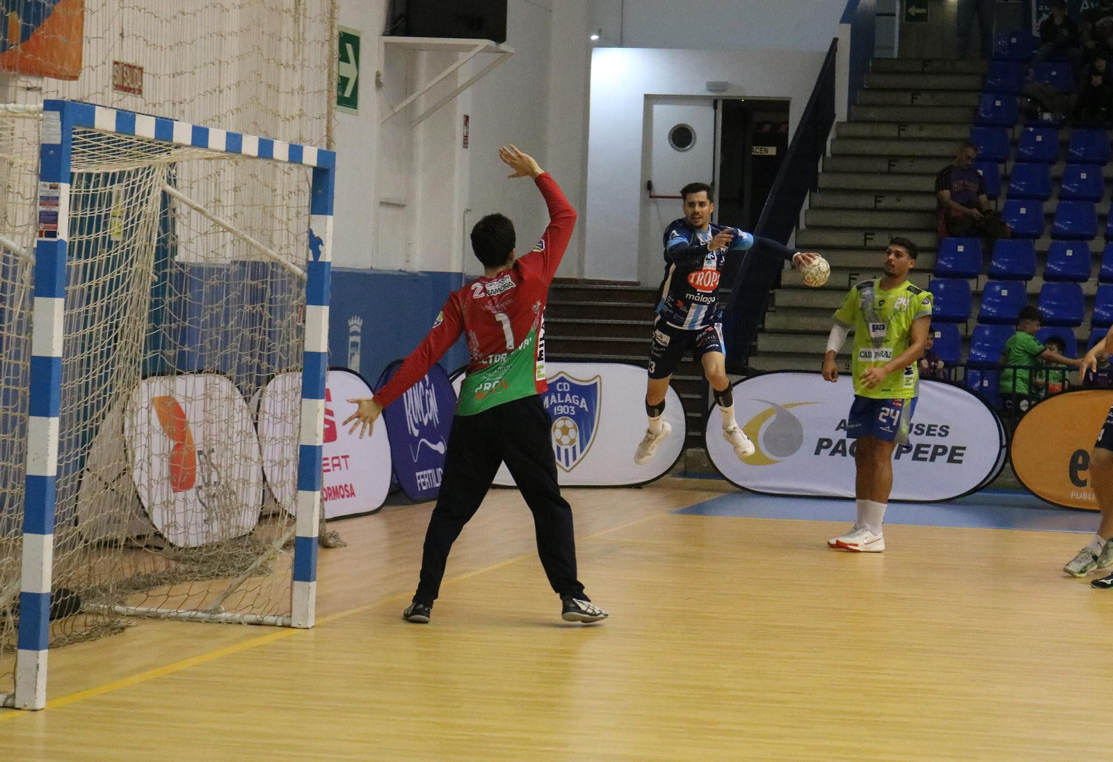 Manu Díaz, desde el extremo.