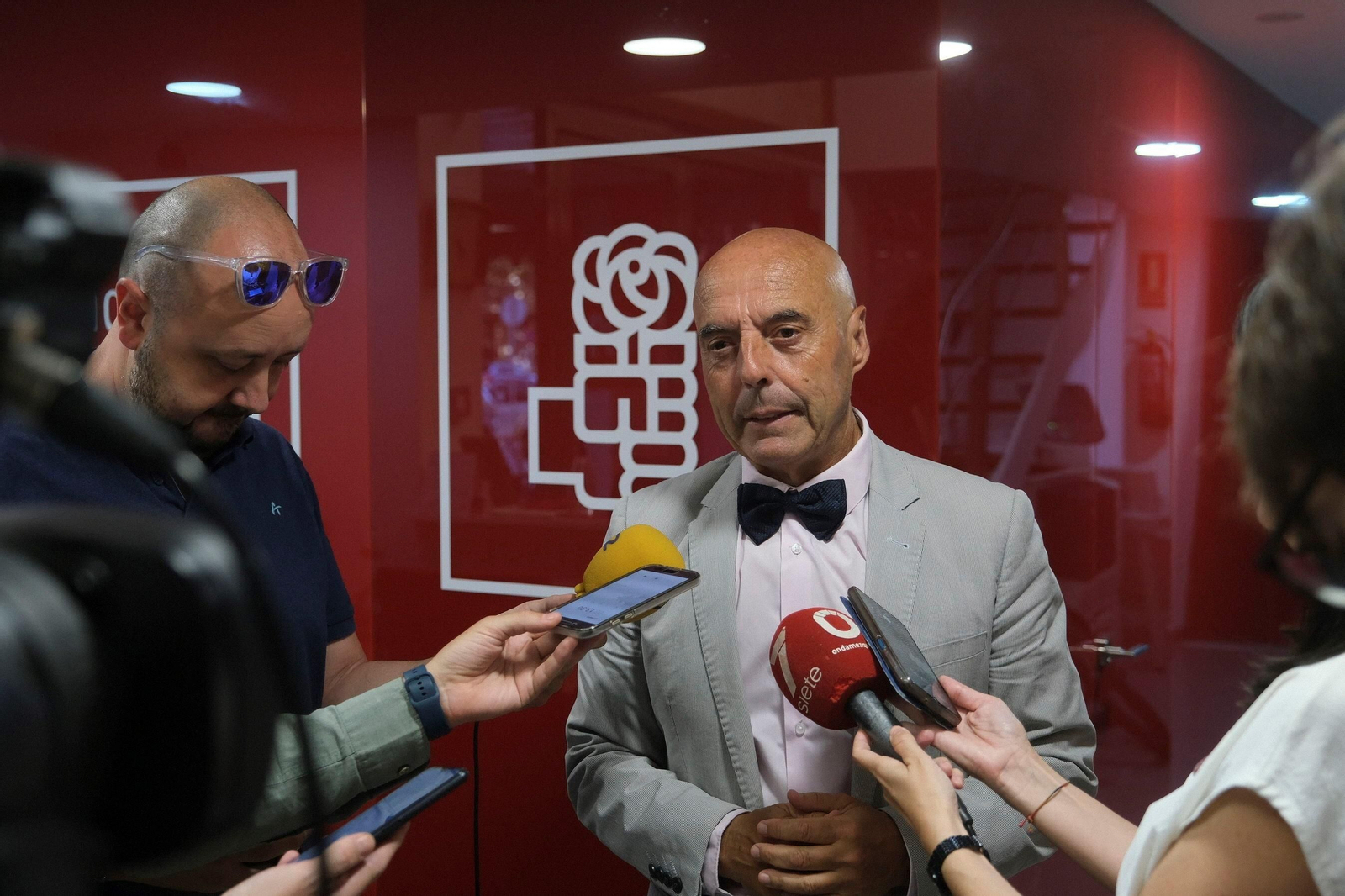 Antonio Hurtado habla con la prensa en la sede del PSOE de Córdoba.