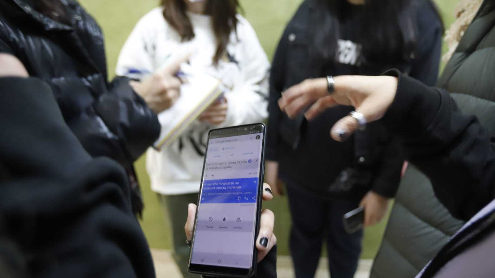 El móvil y la traducción les facilita la comunicación con sus compañeros.