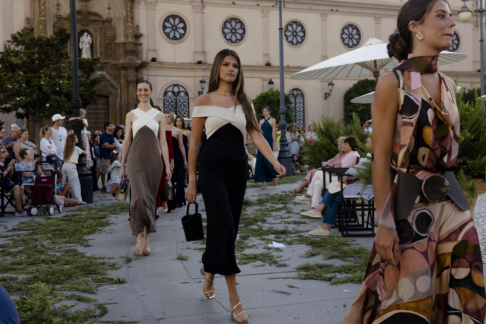 Imágenes del desfile 'Cádiz de moda, Cádiz emprende' en la plaza de San Antonio
