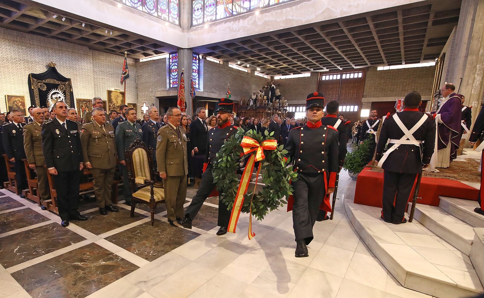 Emotiva ofrenda militar en Capuchinos