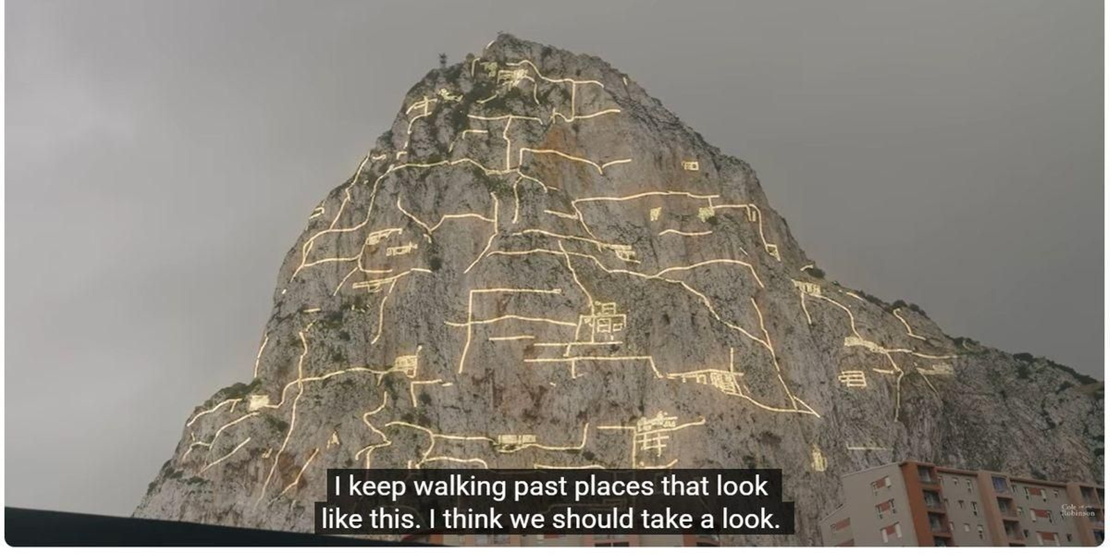 Un fotograma del documental que muestra algunos de los tuneles del Peñón.