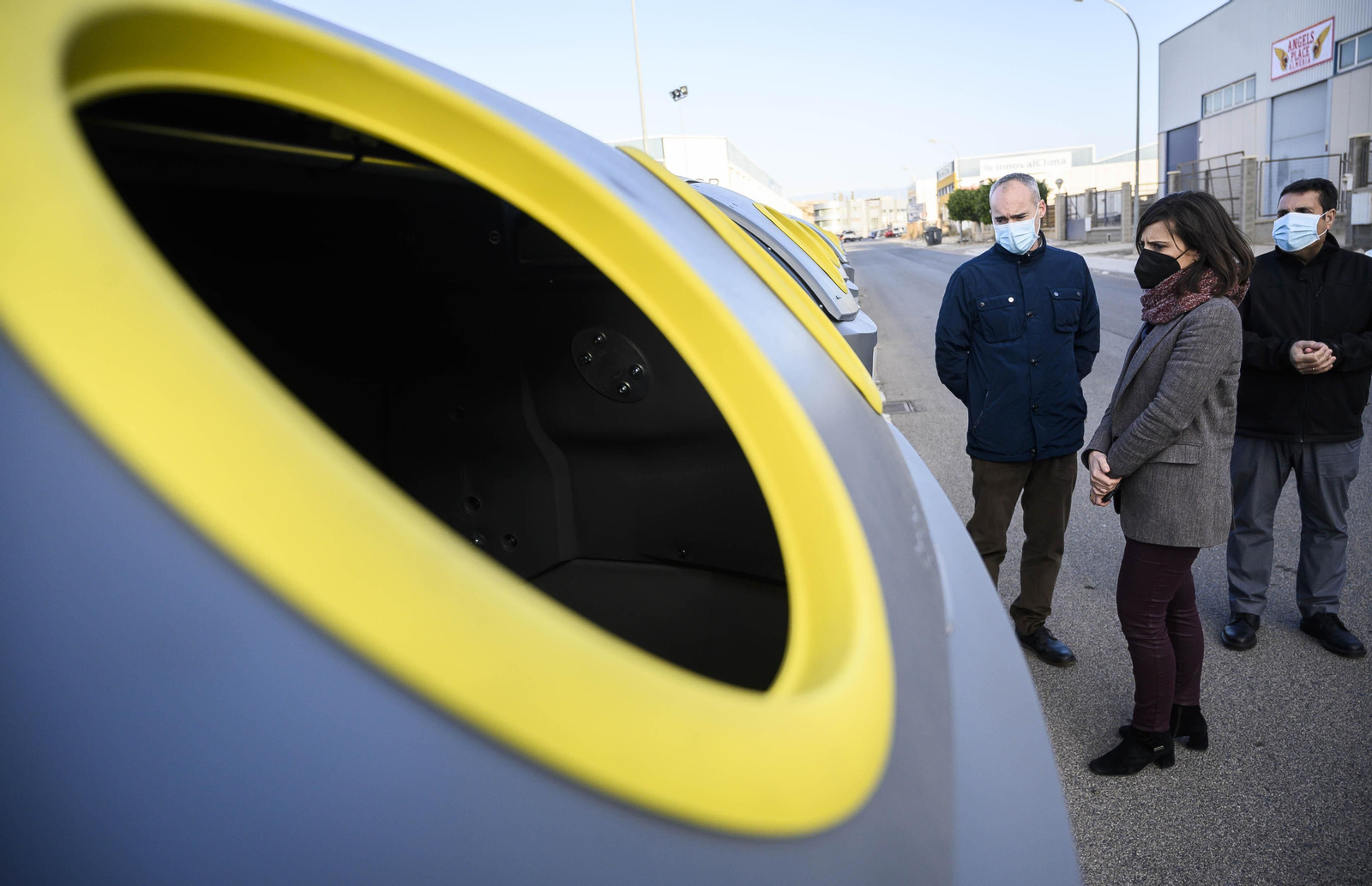 La concejal Margarita Cobos junto a contenedores de reciclaje