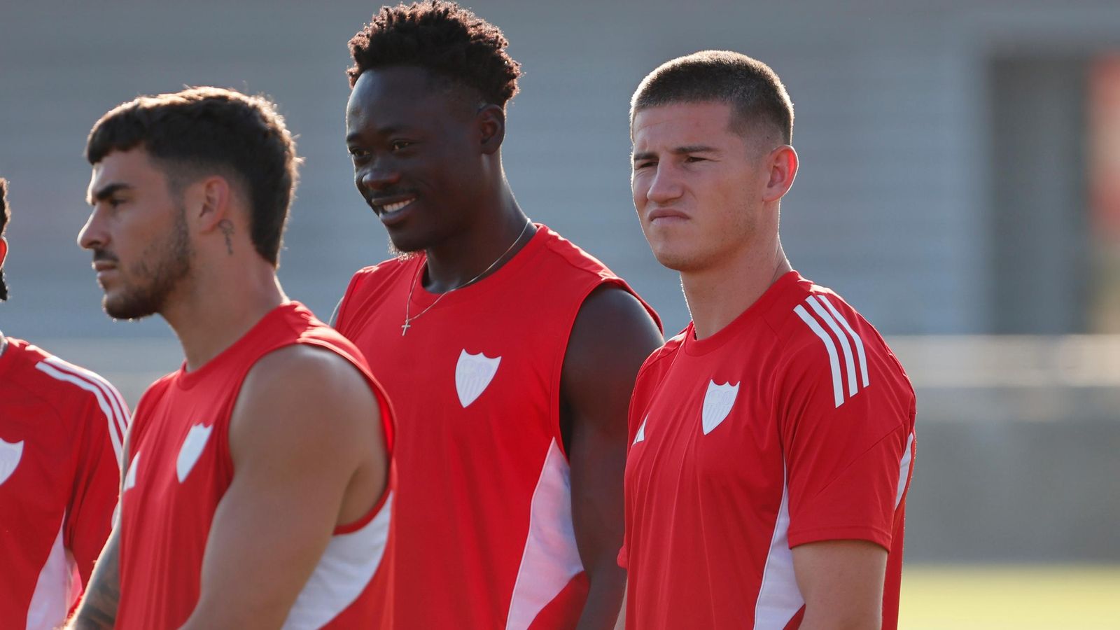 Oso, junto a Isaac y Akor Adams en un entrenamiento.